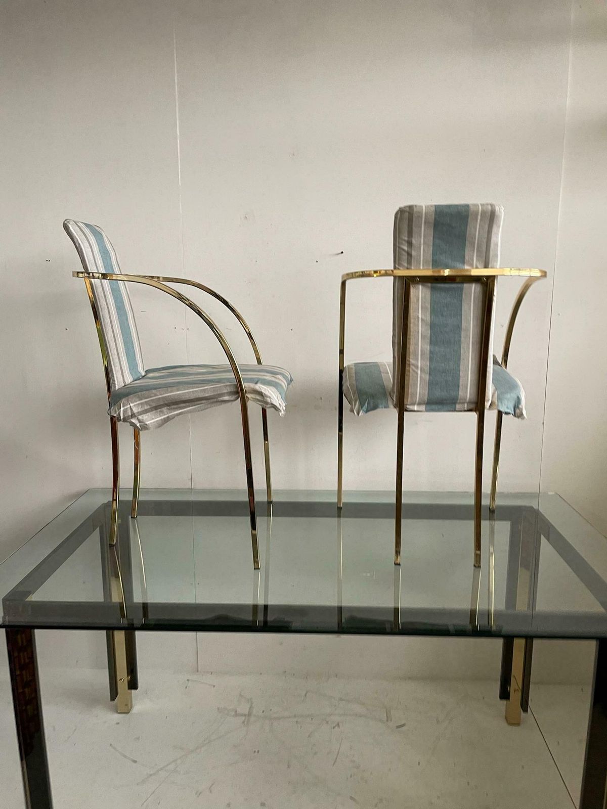 Sweeping Curved Arms That Meet At The Back And Form The Support And Legs. photo vinterior
