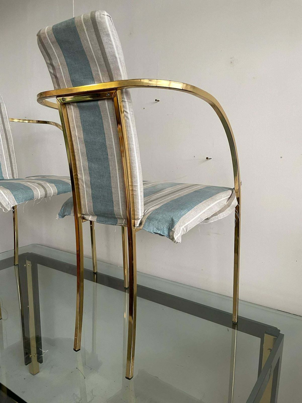 photo for sale Sweeping Curved Arms That Meet At The Back And Form The Support And Legs.