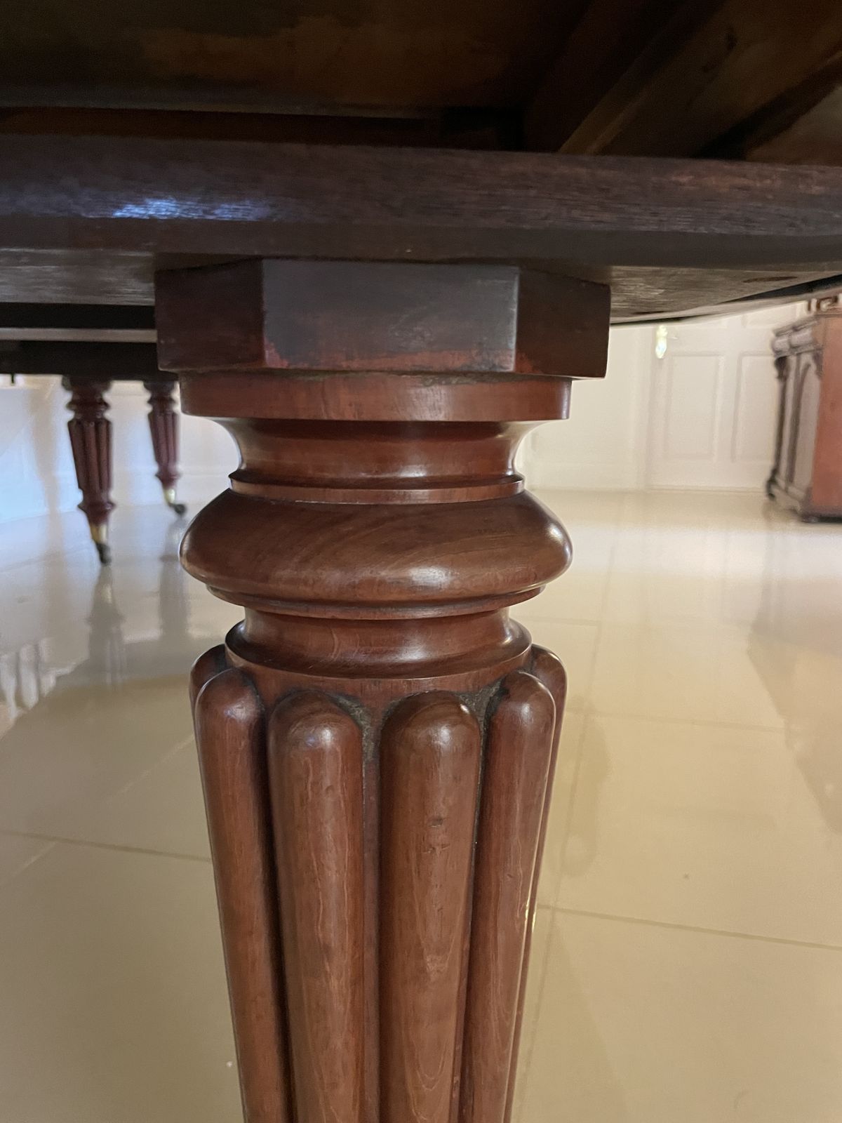 photo vintage Outstanding Quality Large 16/20 Seater Antique 19th Century Figured Mahogany Dining Table 73 X 176 X 420 Cm