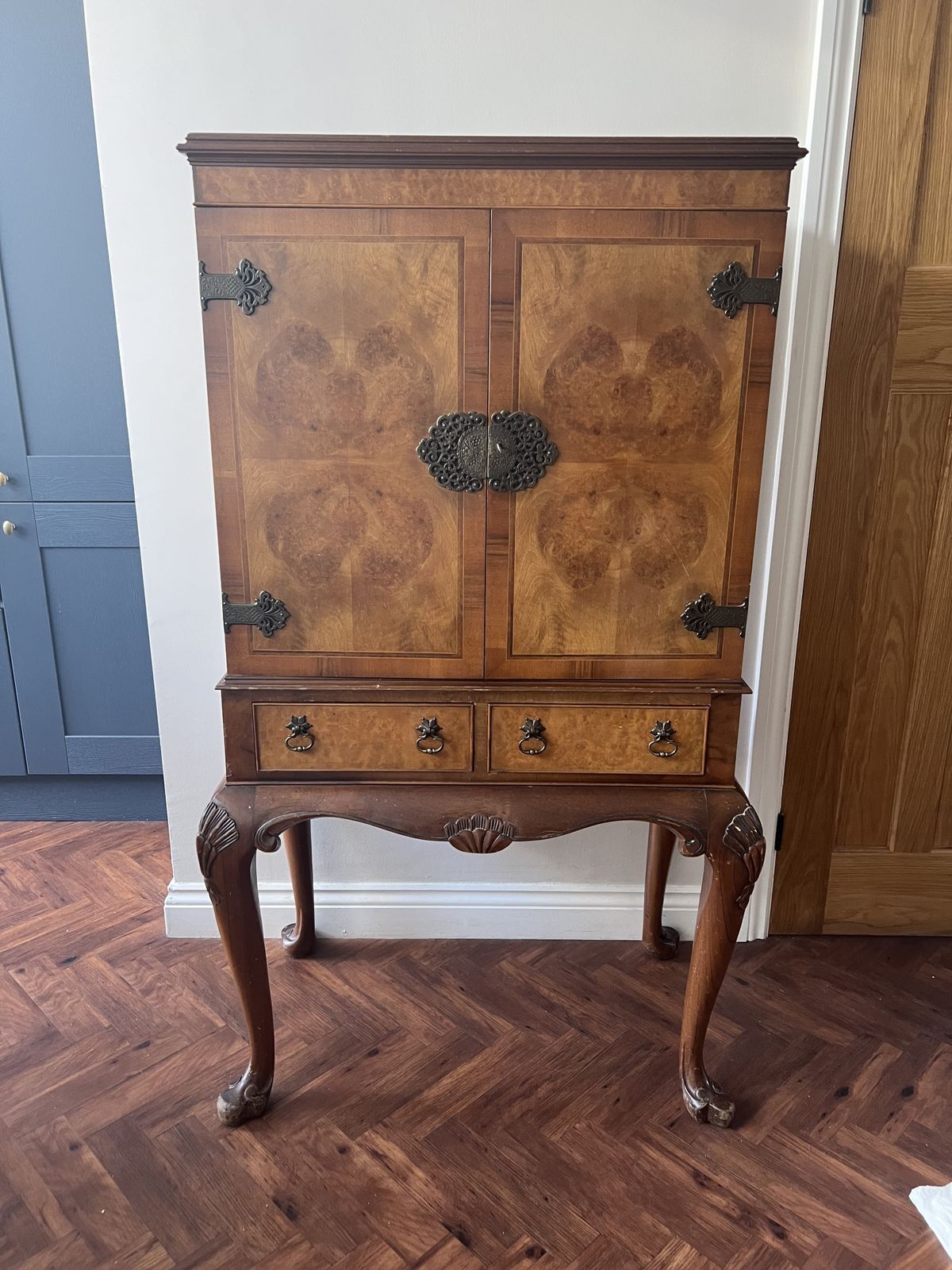 Early 20th Century Queen Anne Burr Walnut Cocktail Cabinet