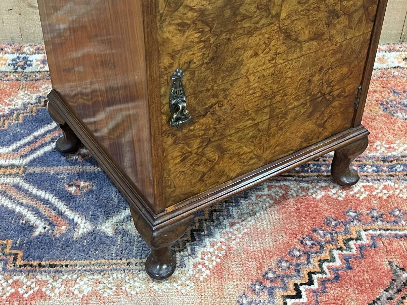 English Bedside Table In Walnut Burl From The 1930s photo vinterior