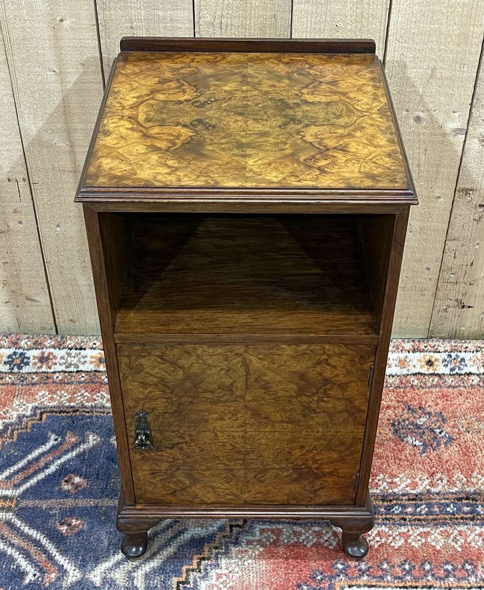 photo furniture English Bedside Table In Walnut Burl From The 1930s