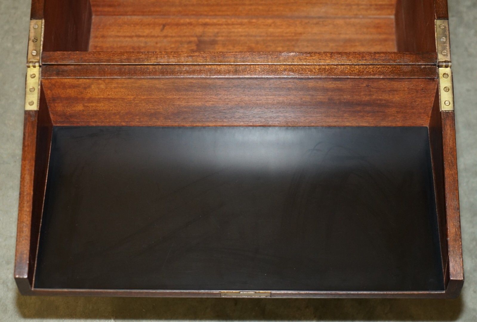 photo vintage Fine Antique Victorian Mahogany Military Campaign Drinks Cabinet Hidden Inside