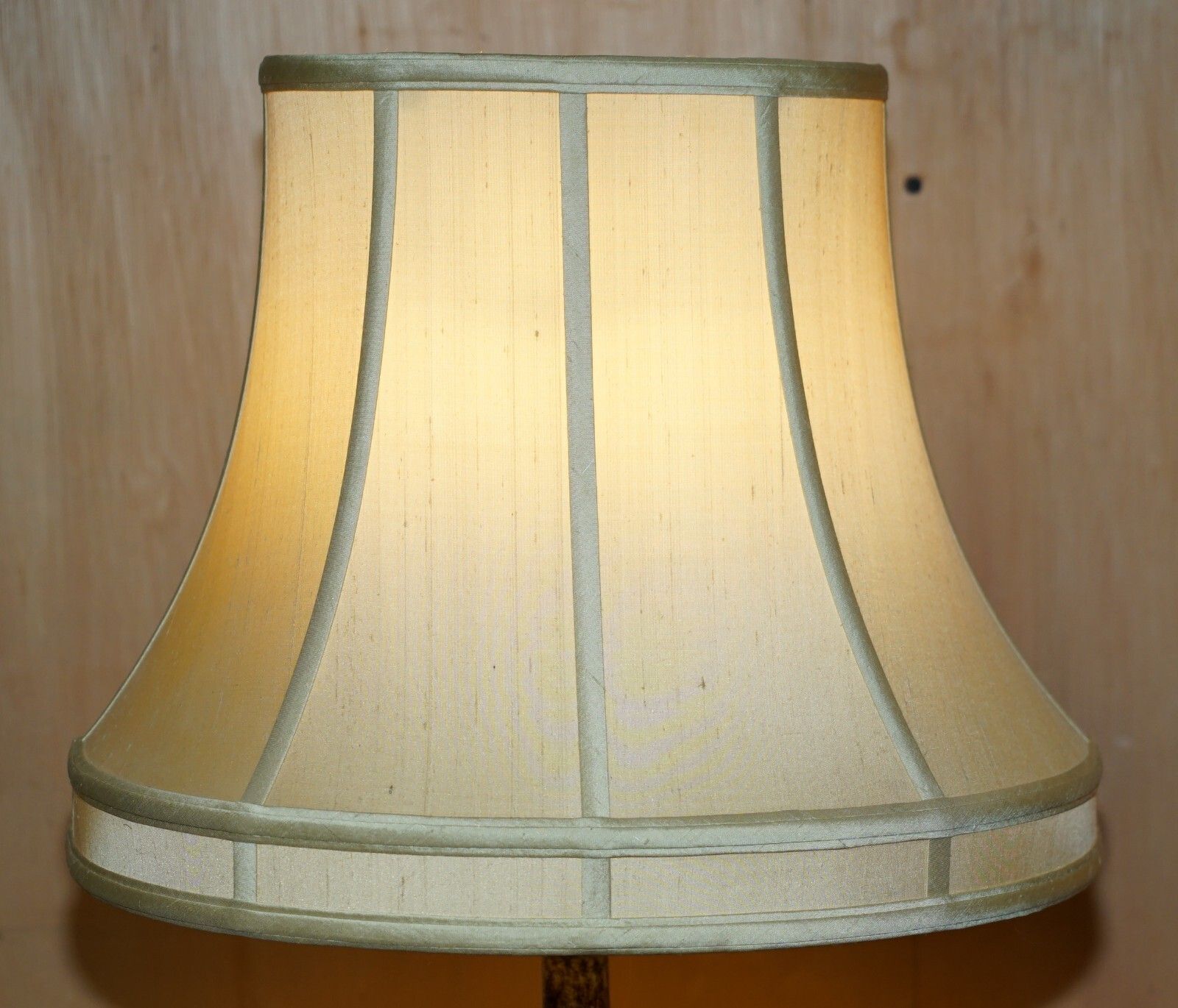 photo furniture Exquisite Pair Of 78cm Tall Corinthian Pillar Metal Table Lamps Painted Finish