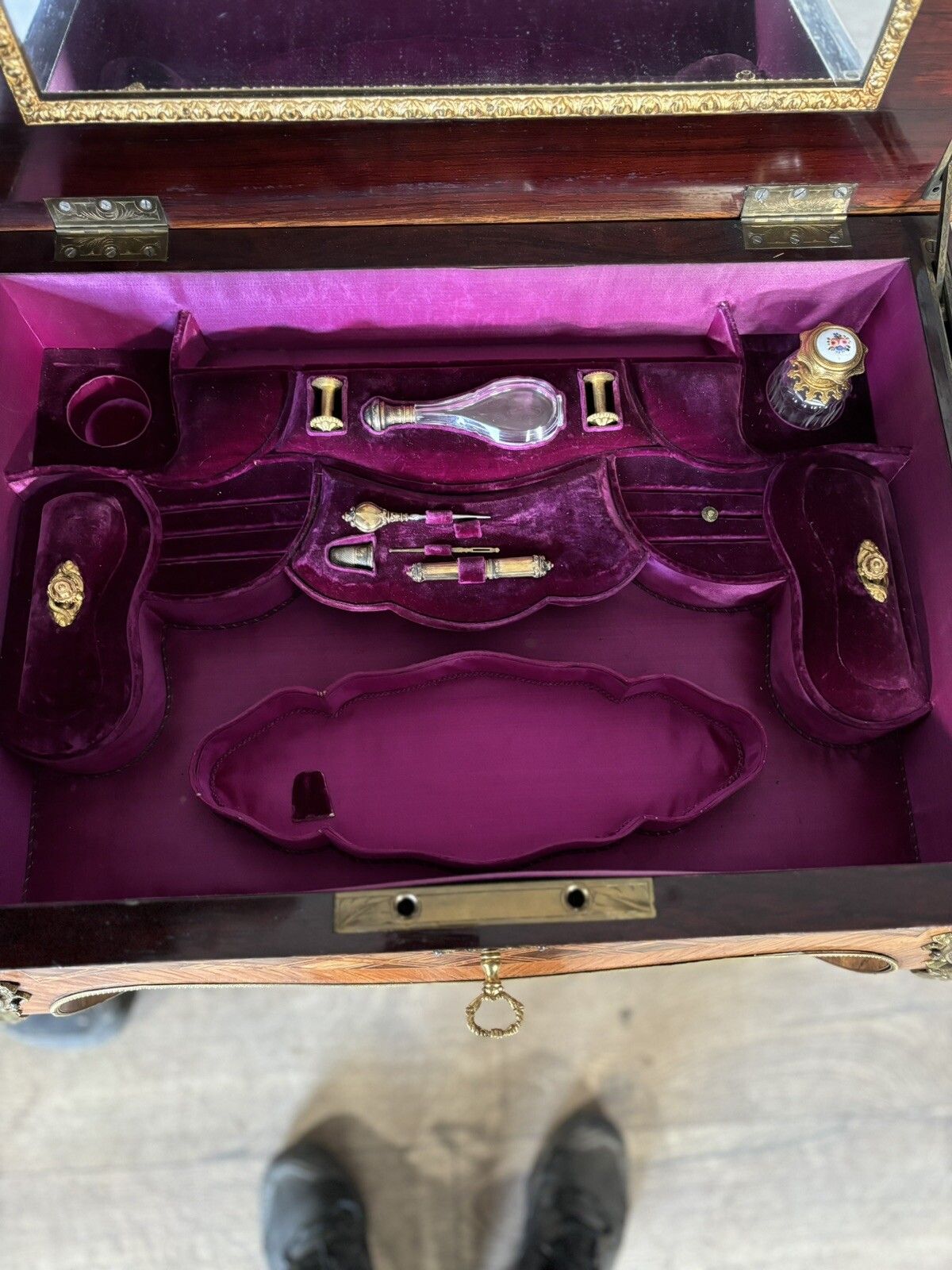 photo furniture An Exceptional Quality Rosewood And Kingswood Ladys Vanity Set