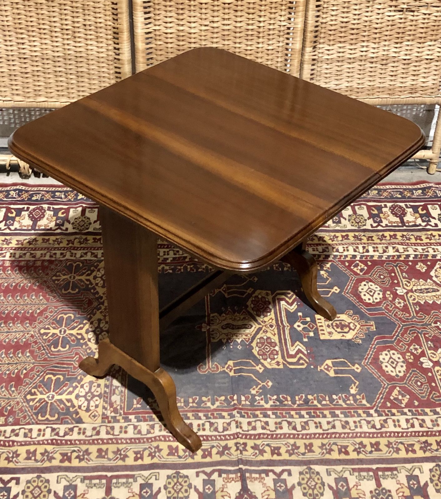 photo vintage Handsome Vintage Mahogany Coffee / Occasional Table