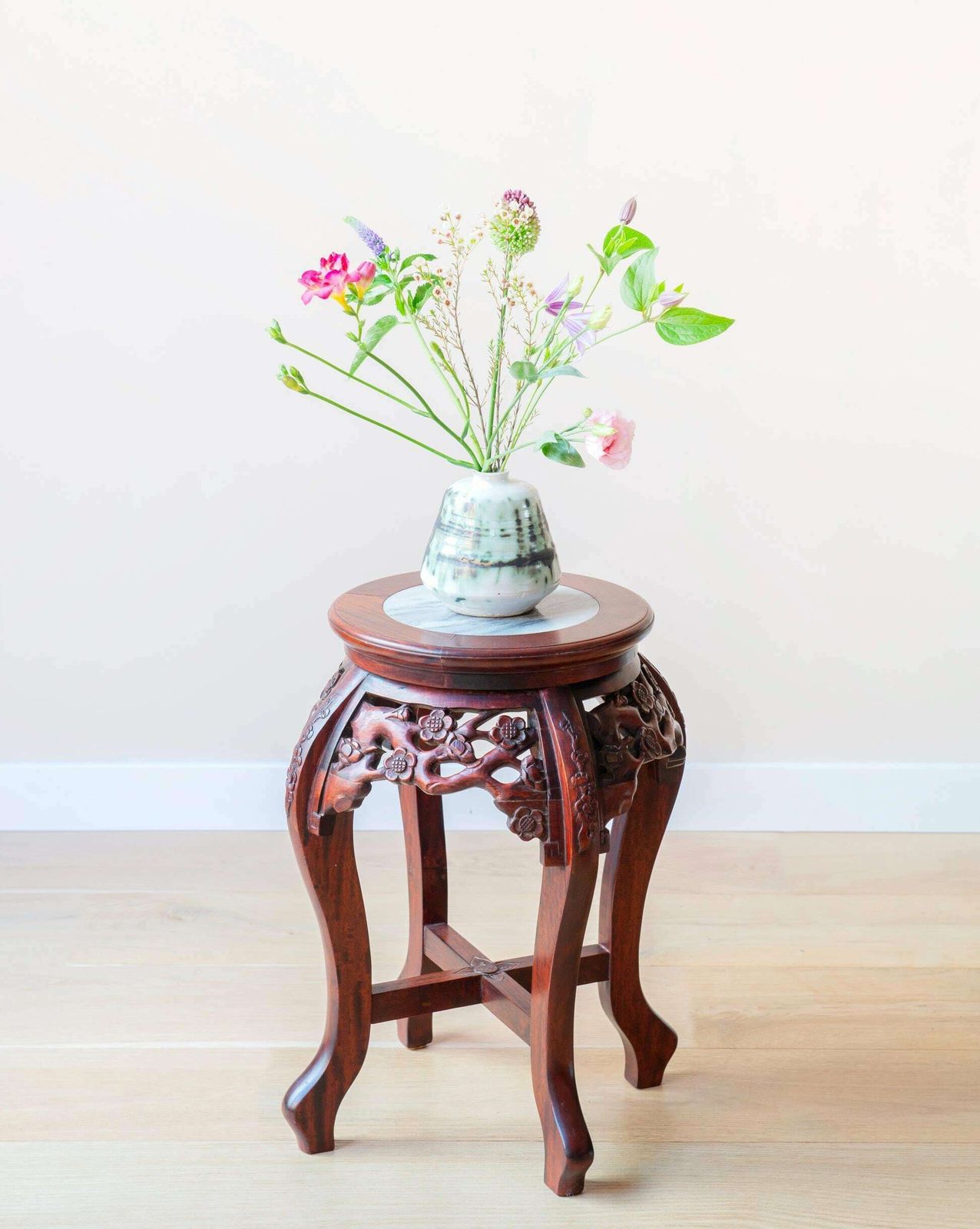 Rozenhout tafel met marmeren blad, ronde Aziatische bijzettafel, handgesneden houten tafel met ornamentwerk, antiek plantenstandaard, Georgische salontafel photo for sale