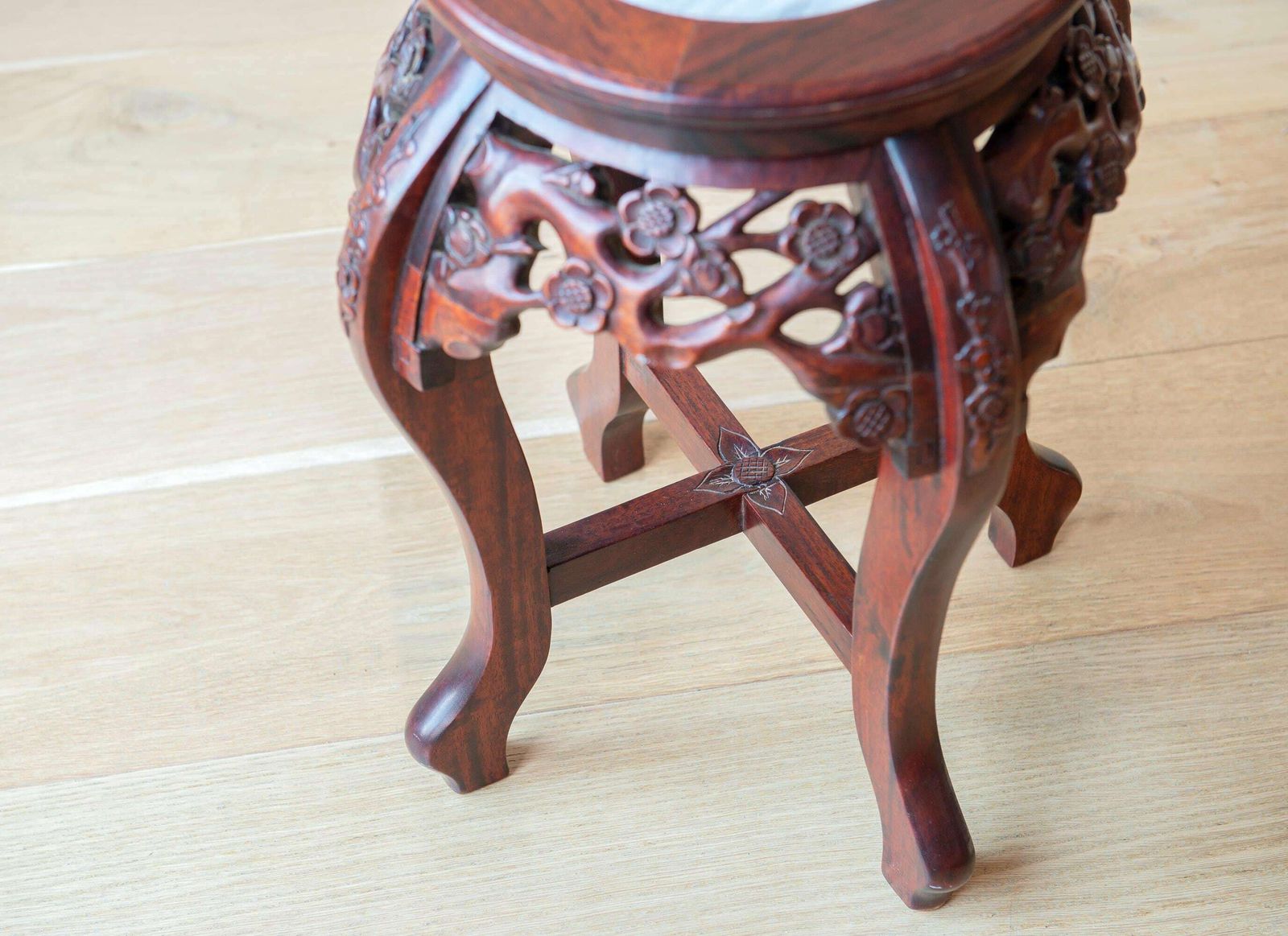 Rozenhout Tafel Met Marmeren Blad, Ronde Aziatische Bijzettafel, Handgesneden Houten Tafel Met Ornamentwerk, Antiek Plantenstandaard, Georgische Salontafel photo vinterior
