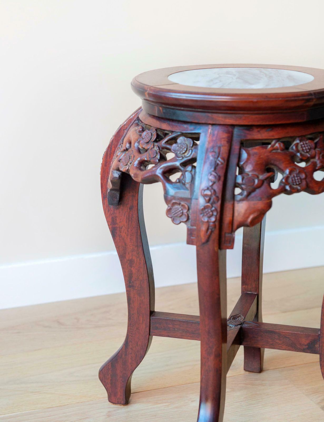 Rozenhout tafel met marmeren blad, ronde Aziatische bijzettafel, handgesneden houten tafel met ornamentwerk, antiek plantenstandaard, Georgische salontafel photo buy