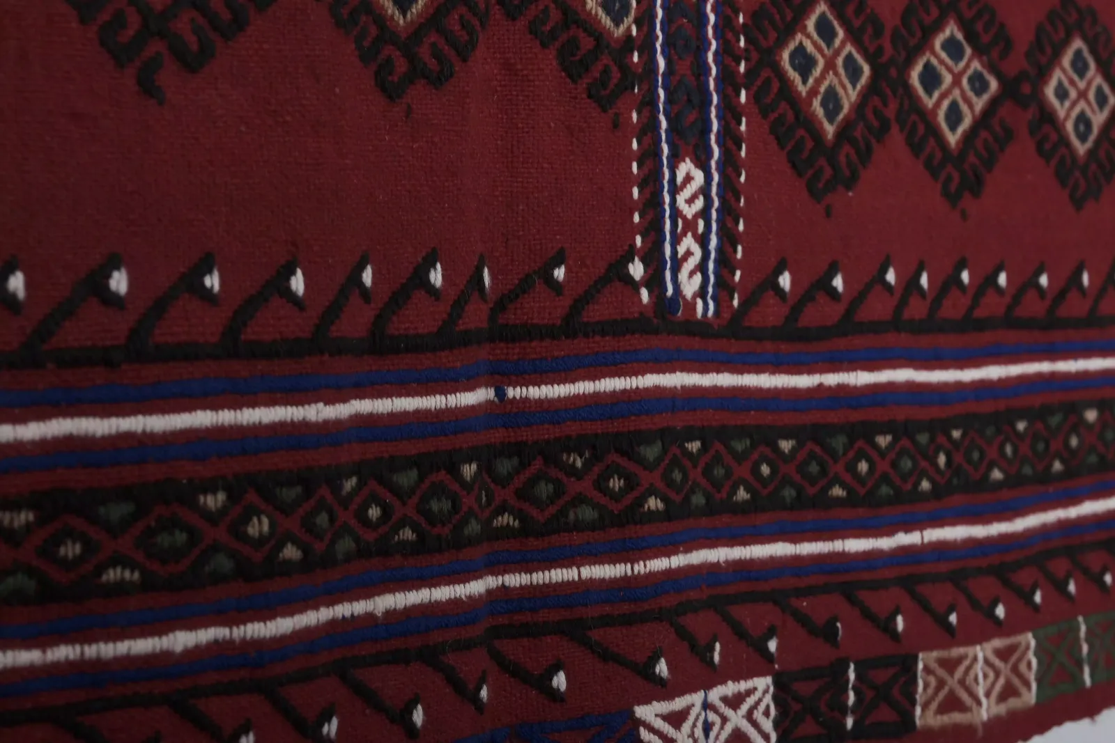 photo furniture Kilim Cicim Embroidered Karapinar 4'7'' X 7'9''