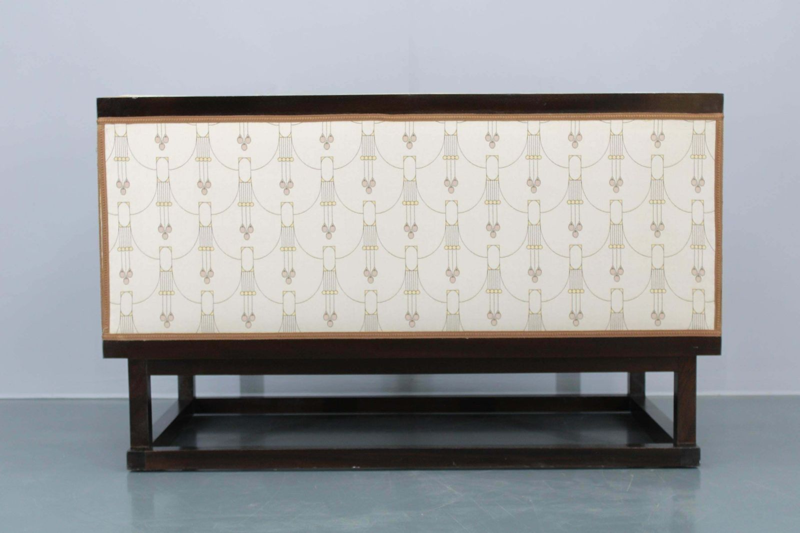 photo vinterior Josef Hoffmann "Cabinet" Sofa By Wittmann, Austria