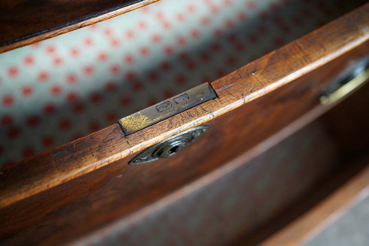 photo vintage A Fine Regency Period Mahogany & Ebonised Egyptian Revival Chest Of Drawers C.1810