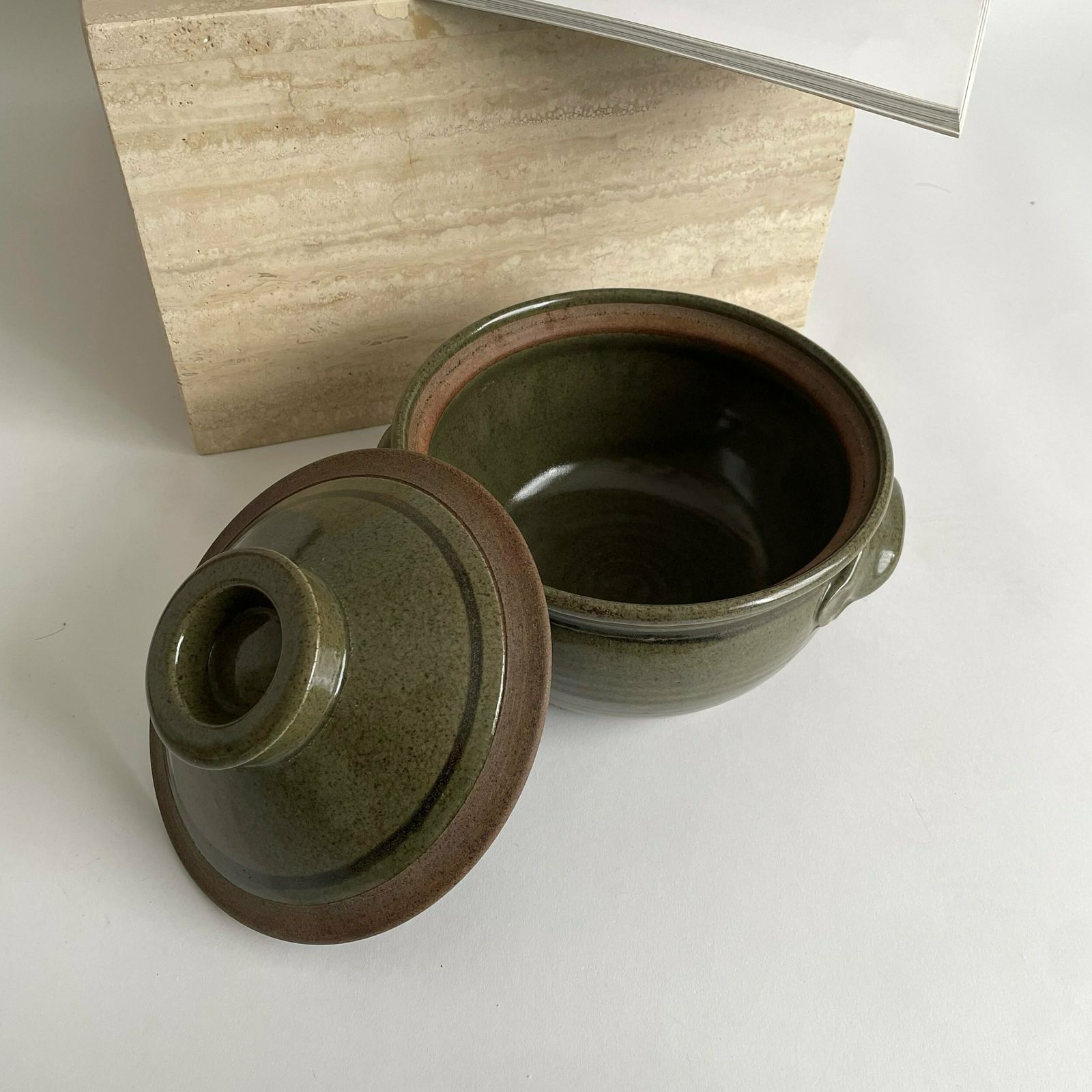 photo vintage Rare Mid Century Richard Champion Of Yeo Valley Pottery Large Stoneware Lidded Bowl In Green Earthy Tones