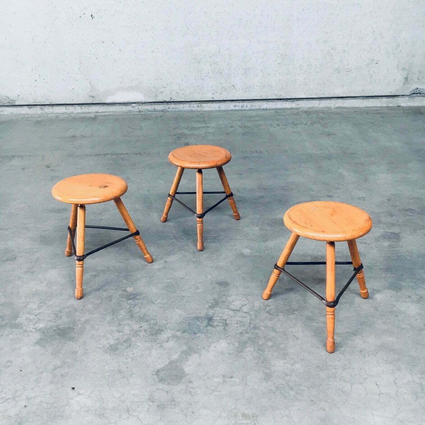 Industrial Design Lage Driepoot Krukken Set, België Ca. Jaren 1950 photo Meubels