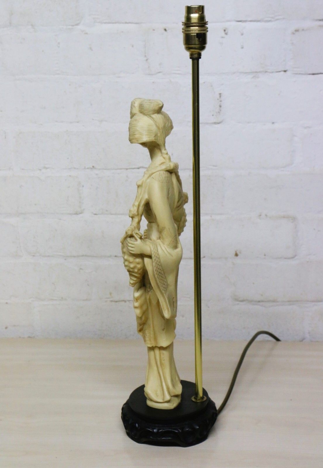 photo furniture Table Lamp Oriental 1970's Figurine Shell Lady Lamp Vintage Ivorine Black Base