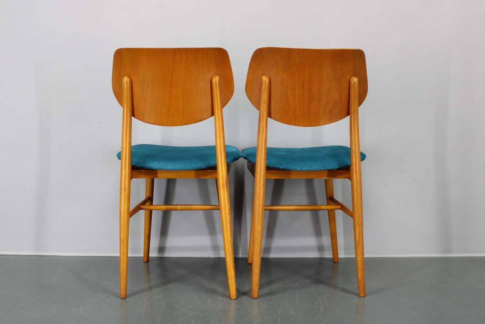 photo vintage 1970s Set Of Four Beech Dining Chairs By Ton, Czechoslovakia