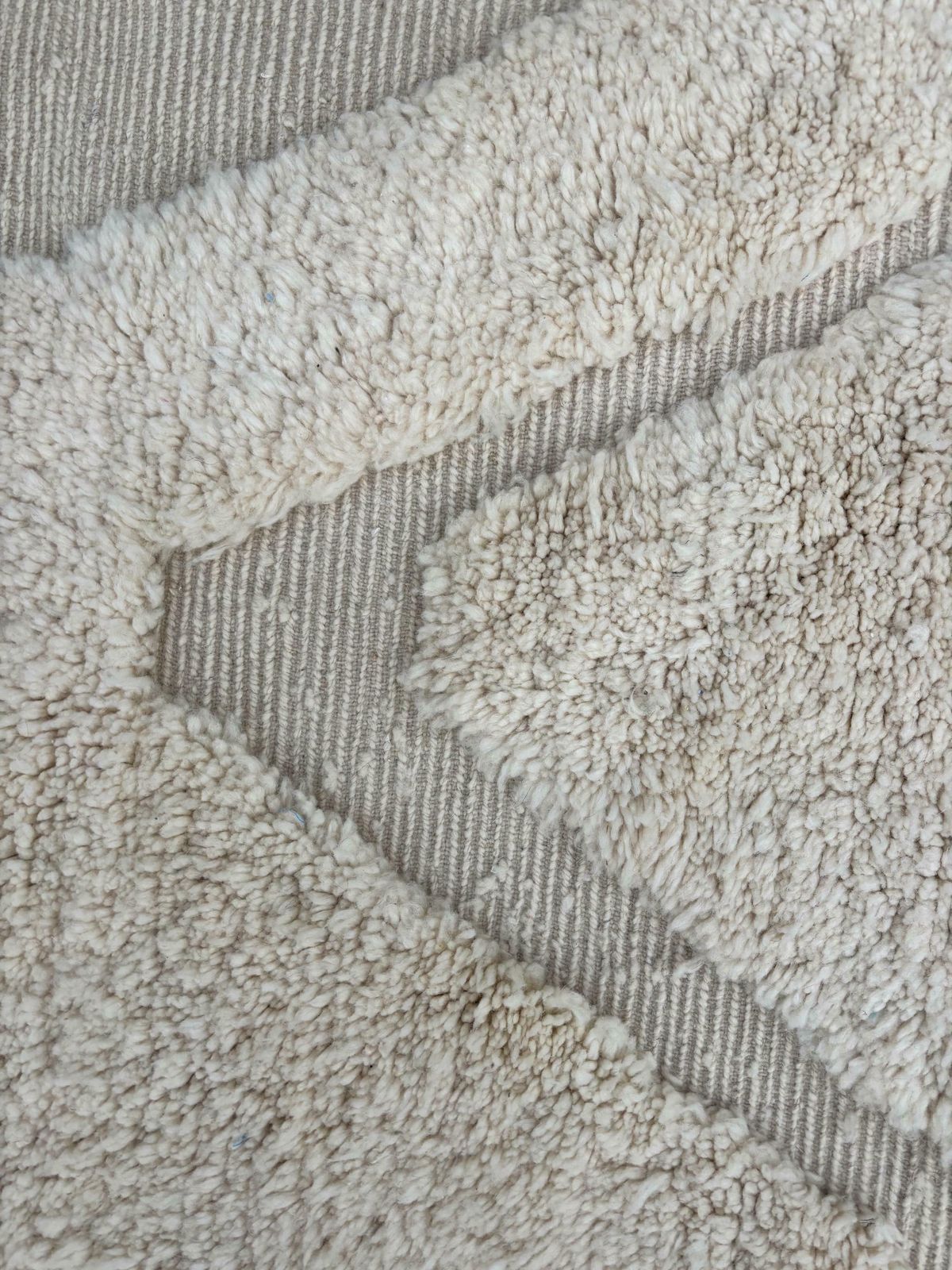 photo furniture Modern Moroccan Beni Ouarain Wool Rug Cm – Natural Cream With Geometric Pattern   Beni Ourain Carpet   Contemporary Rug   Shaggy Rug