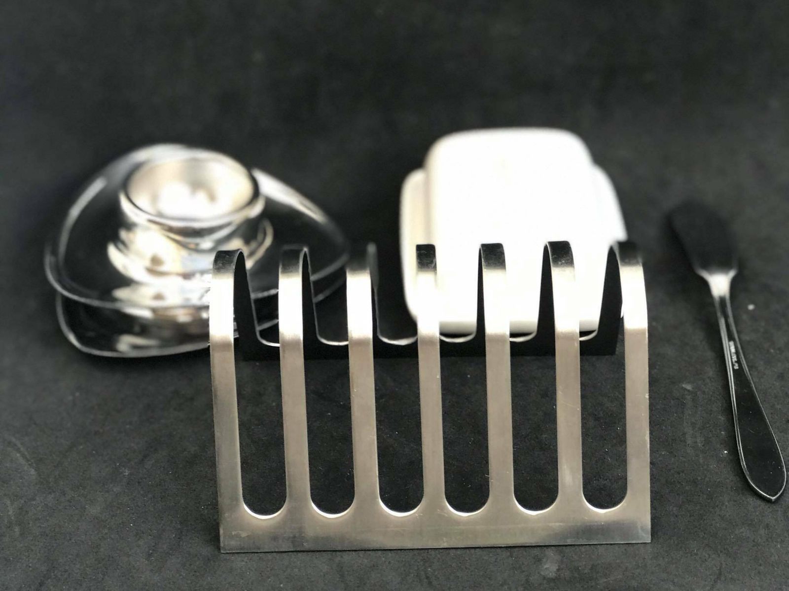 Ontbijtset Voor Twee – Alessi Roestvrijstalen Toastandhouder En 2 Alessi Alfra Eierdopjes – Modernistisch Minimalistisch photo for sale