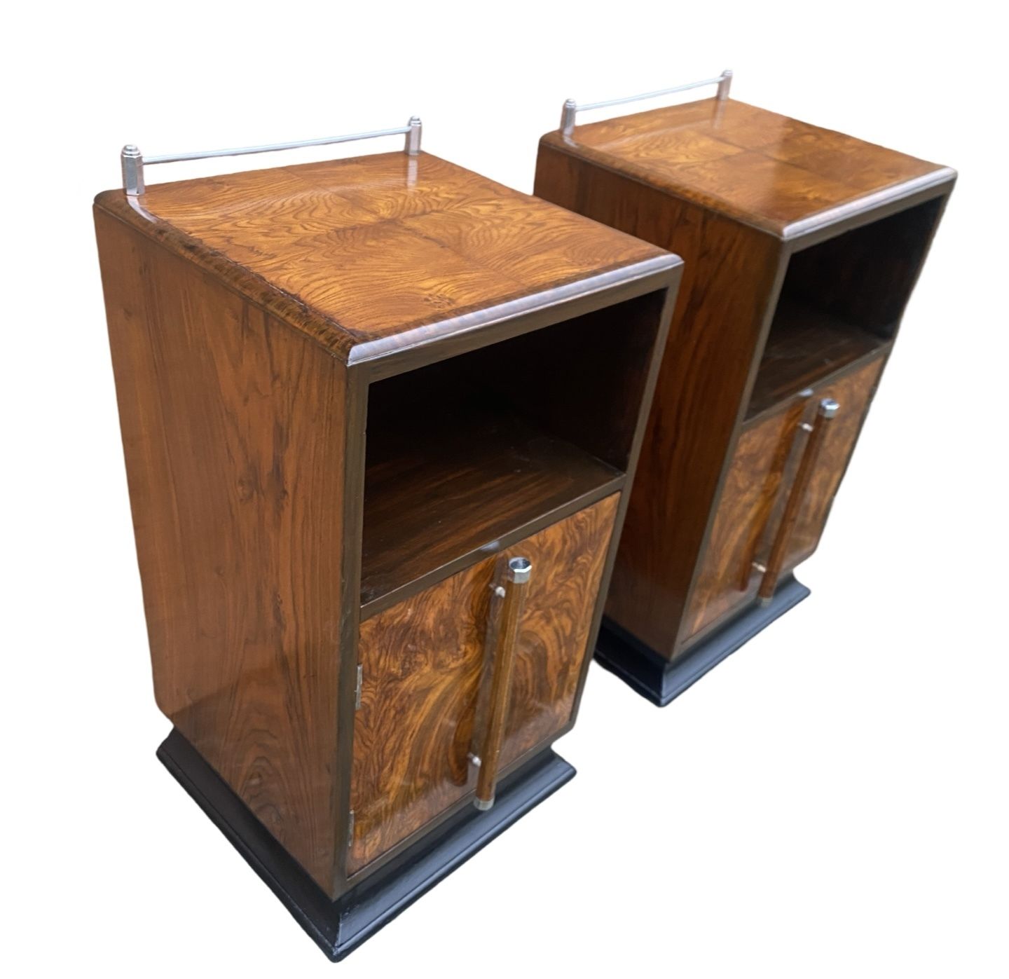 photo vinterior Pair Of Matching Figured Walnut Bedside Cabinets