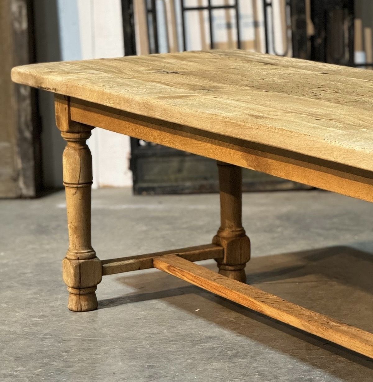 photo vintage Characterful Bleached Oak Farmhouse Dining Table