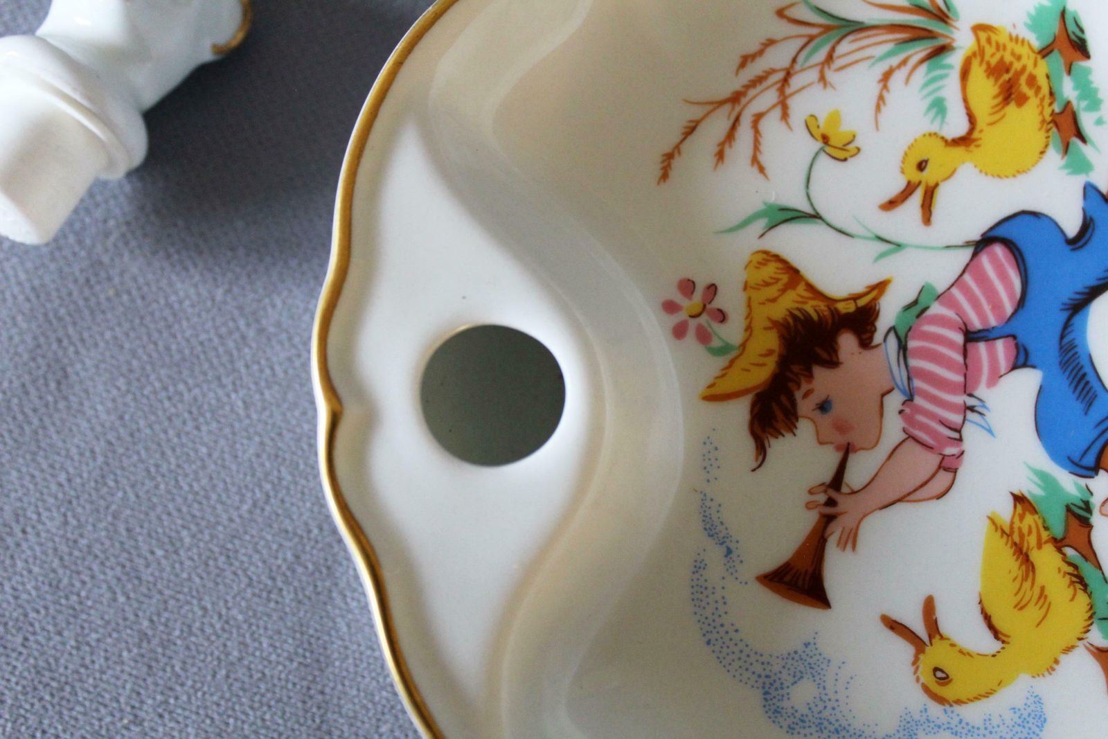 Vintage Camille Tharaud Limoges France Warmhoudschaal, Porseleinen Kinderpapkom, Kind Met Fluit, Eenden, Beerkopstop photo vintage