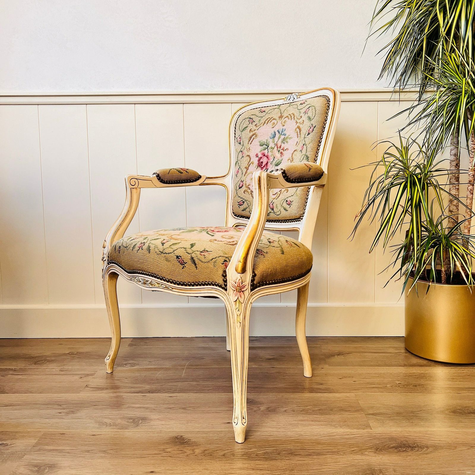 Antieke Franse Fauteuil In Louis XV Stijl. Ca. 1920. Goudkleurige Details, Tapijtbekleding. photo furniture