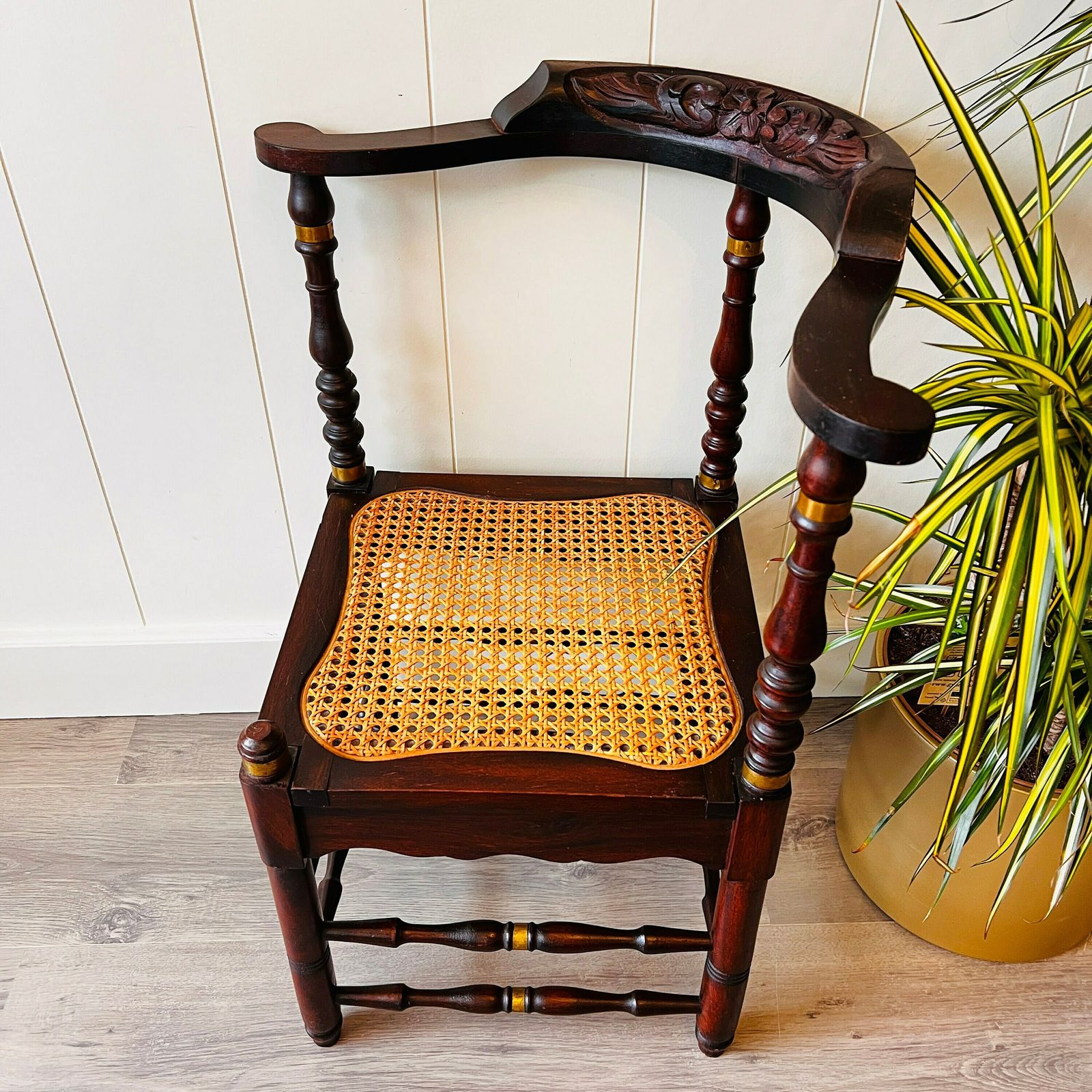 Vintage Houten Stoel Met Rotan – Kleine Hoekstoel Voor Interieurinrichting photo Meubels