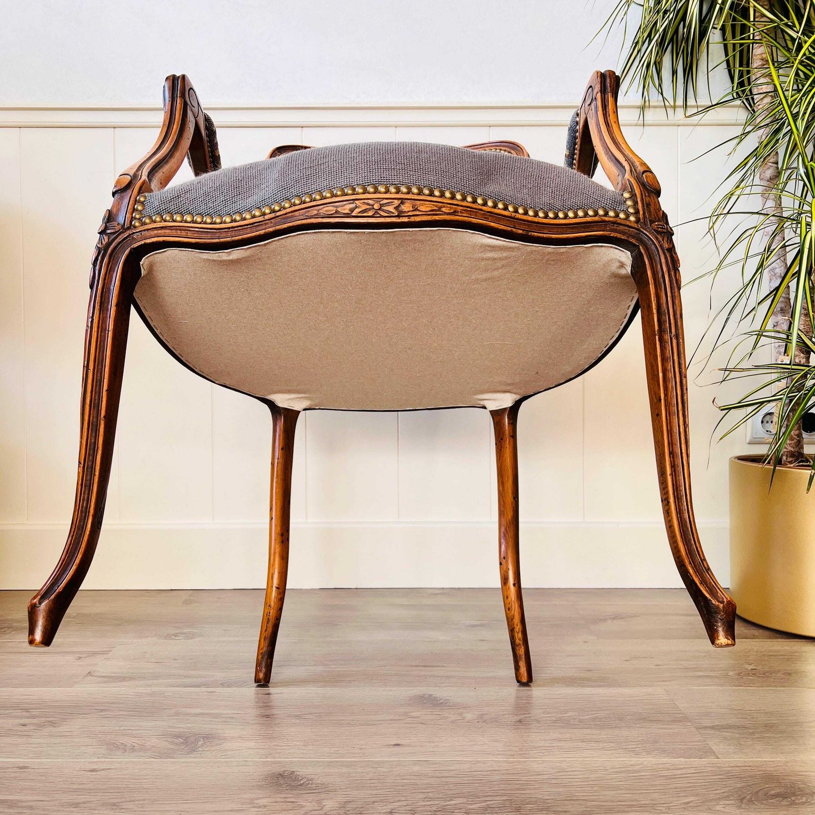 Vintage Franse Fauteuil, Antiekstijl Stoelmet Tapijtbekleding photo vintage
