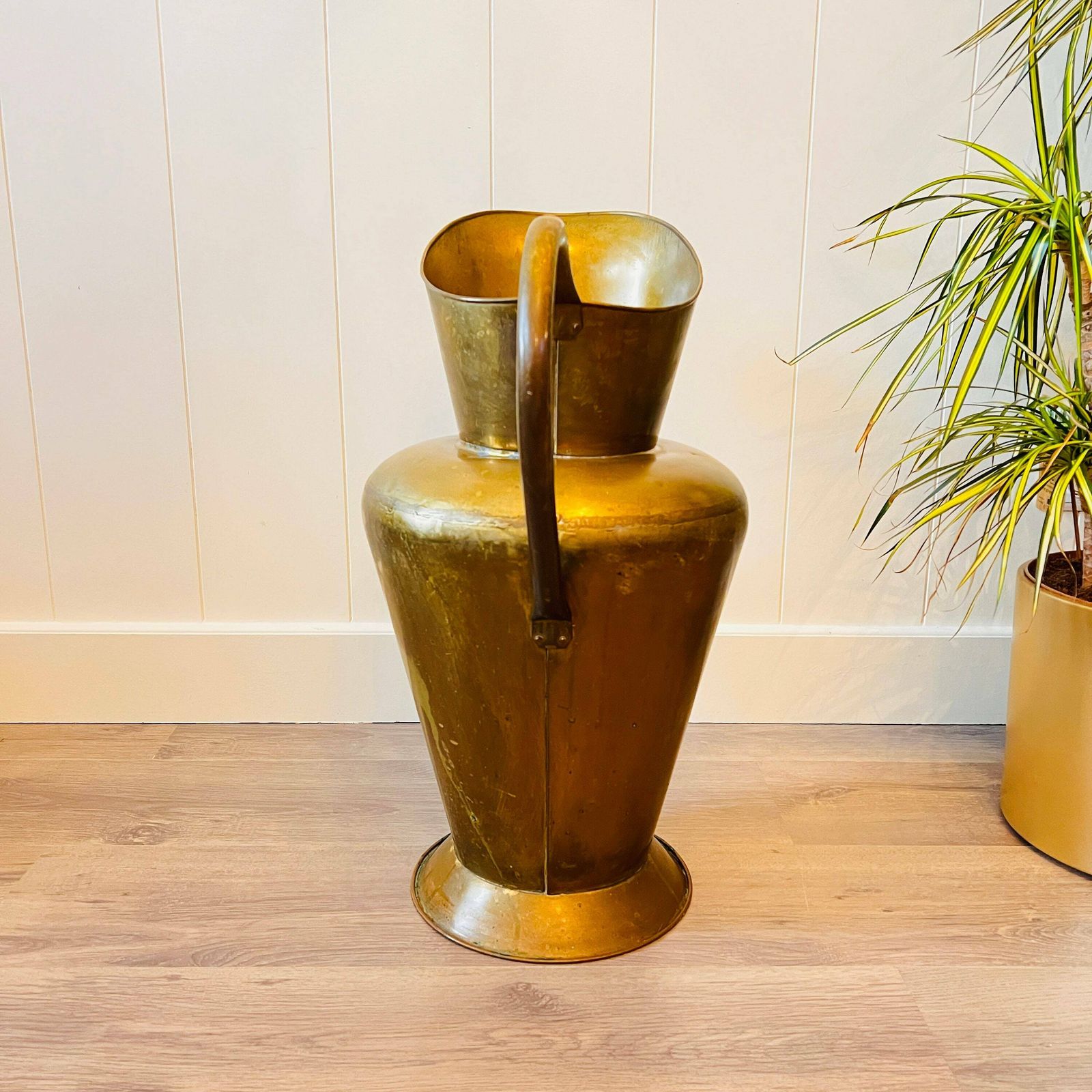 Vintage Grote Koperen Kan, Paraplubak Voor In De Hal Met Handvat photo furniture