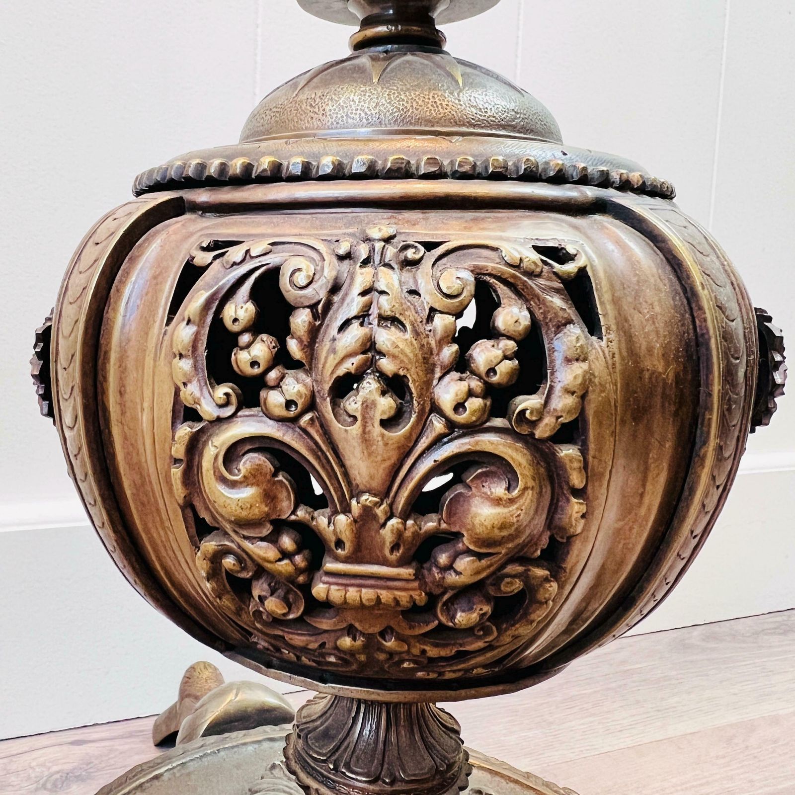 Antieke Vloerlamp, Kristallen En Messing, Staande Lamp, Woondecoratie, Interieurontwerp photo vintage
