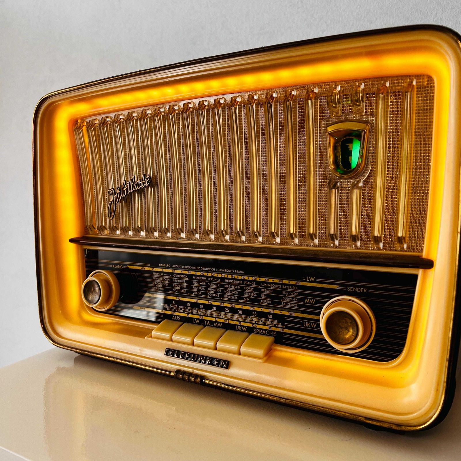 Vintage Telefunken Jubilate 8 Radio Met Bluetooth photo furniture