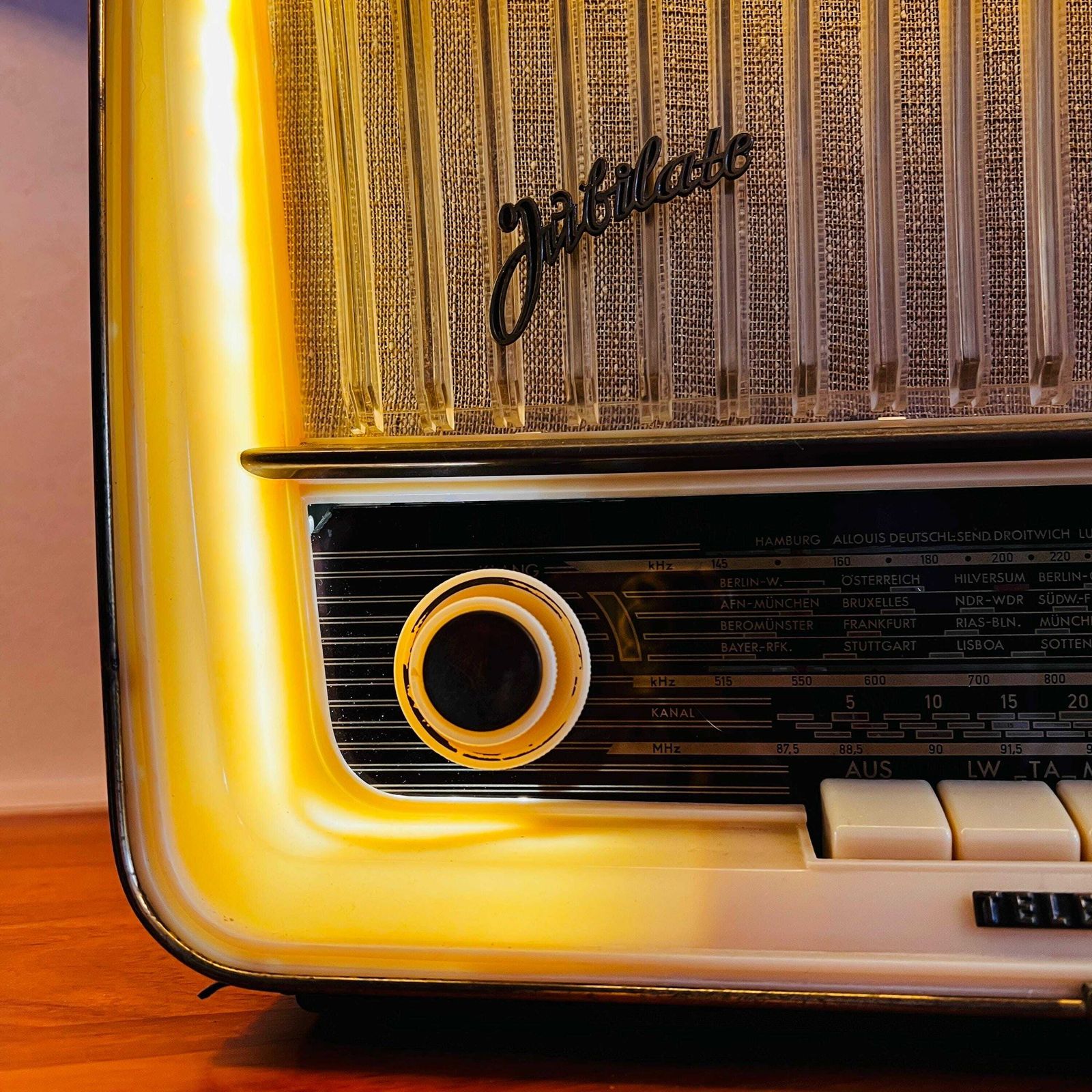 Vintage Telefunken Jubilate 8 Radio Met Bluetooth photo vinterior