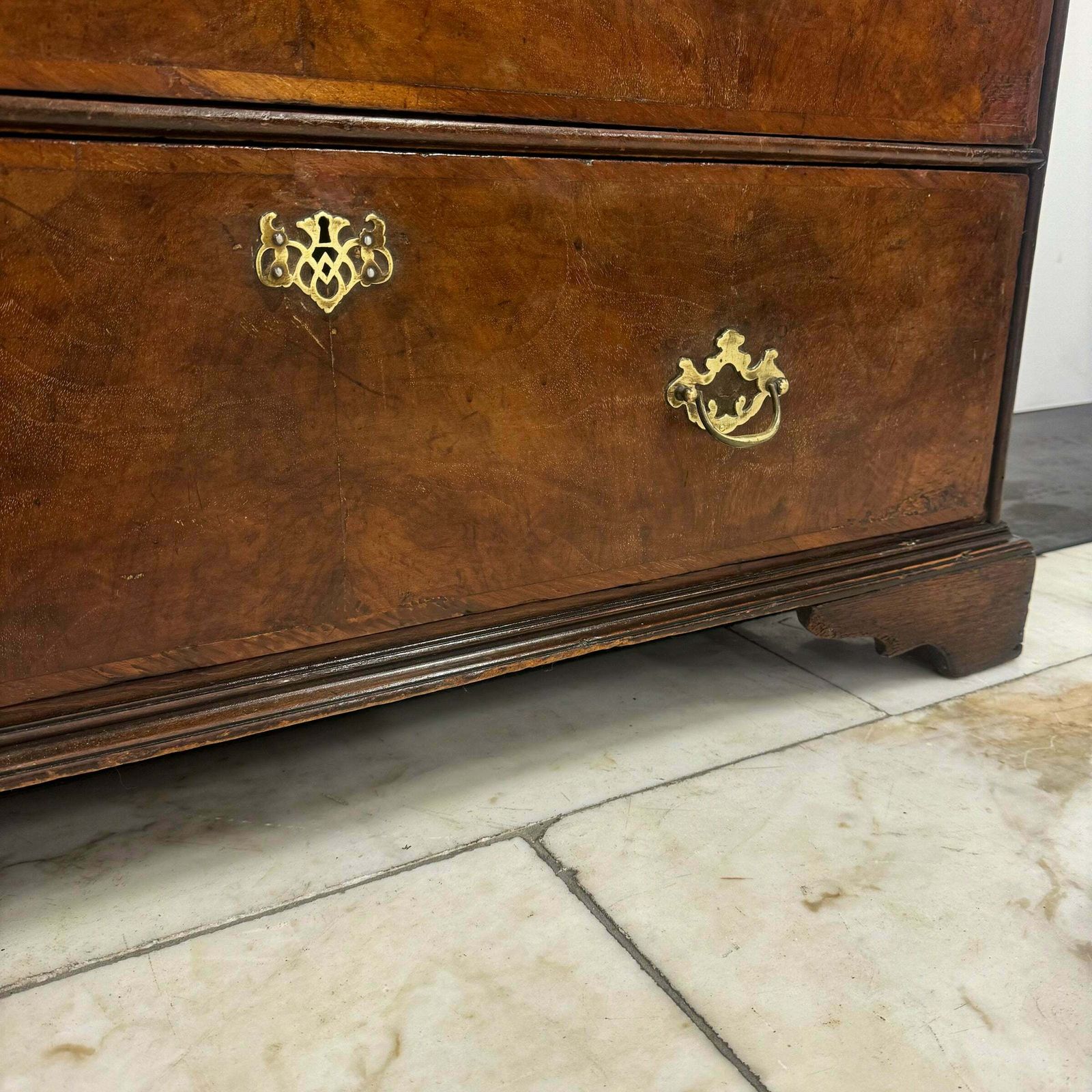 photo furniture Antique 18th Century Oak And Walnut Chest Of Drawers