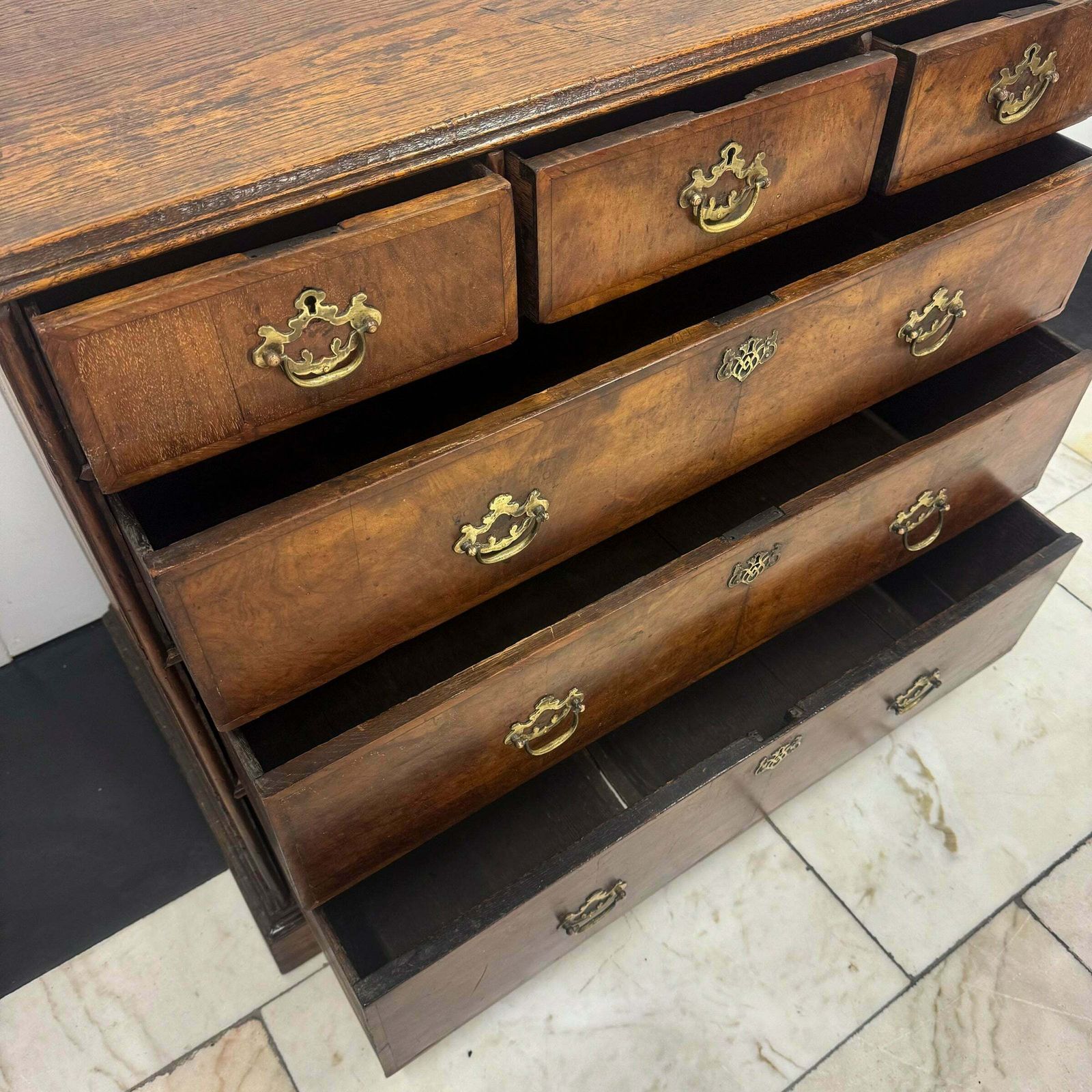 photo vintage Antique 18th Century Oak And Walnut Chest Of Drawers