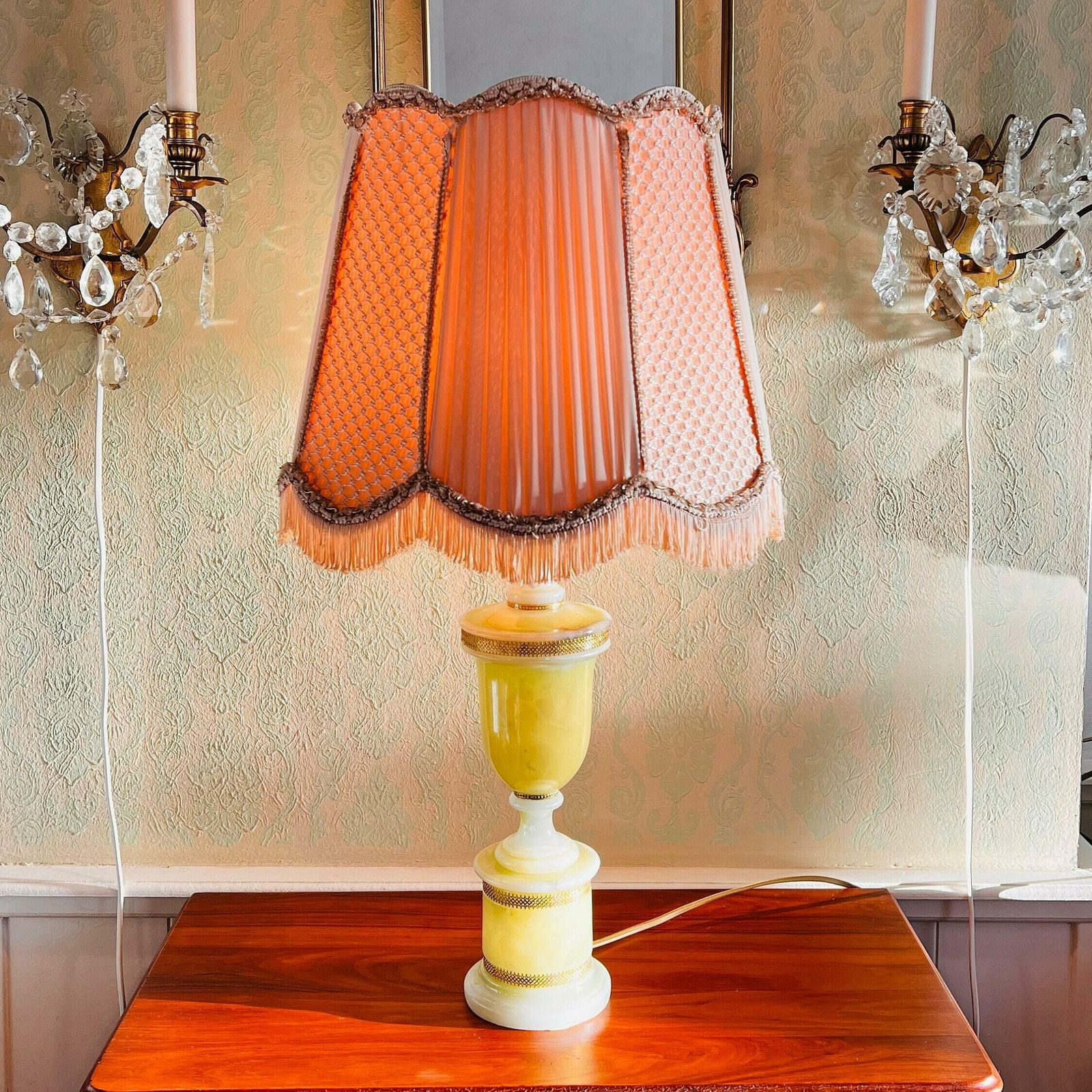 photo furniture Vintage Lamp Van Echt Albast Met Grote Kap En Franjes