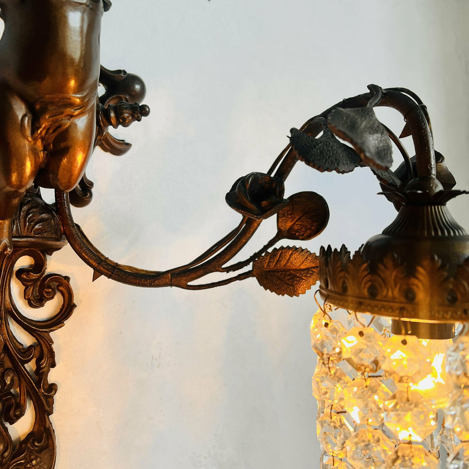 Unieke Franse Wandlamp Met Cherub/Putti, 2 Armen, Kristallen Lampenkap, Hanglamp, Binnenverlichting photo vinterior