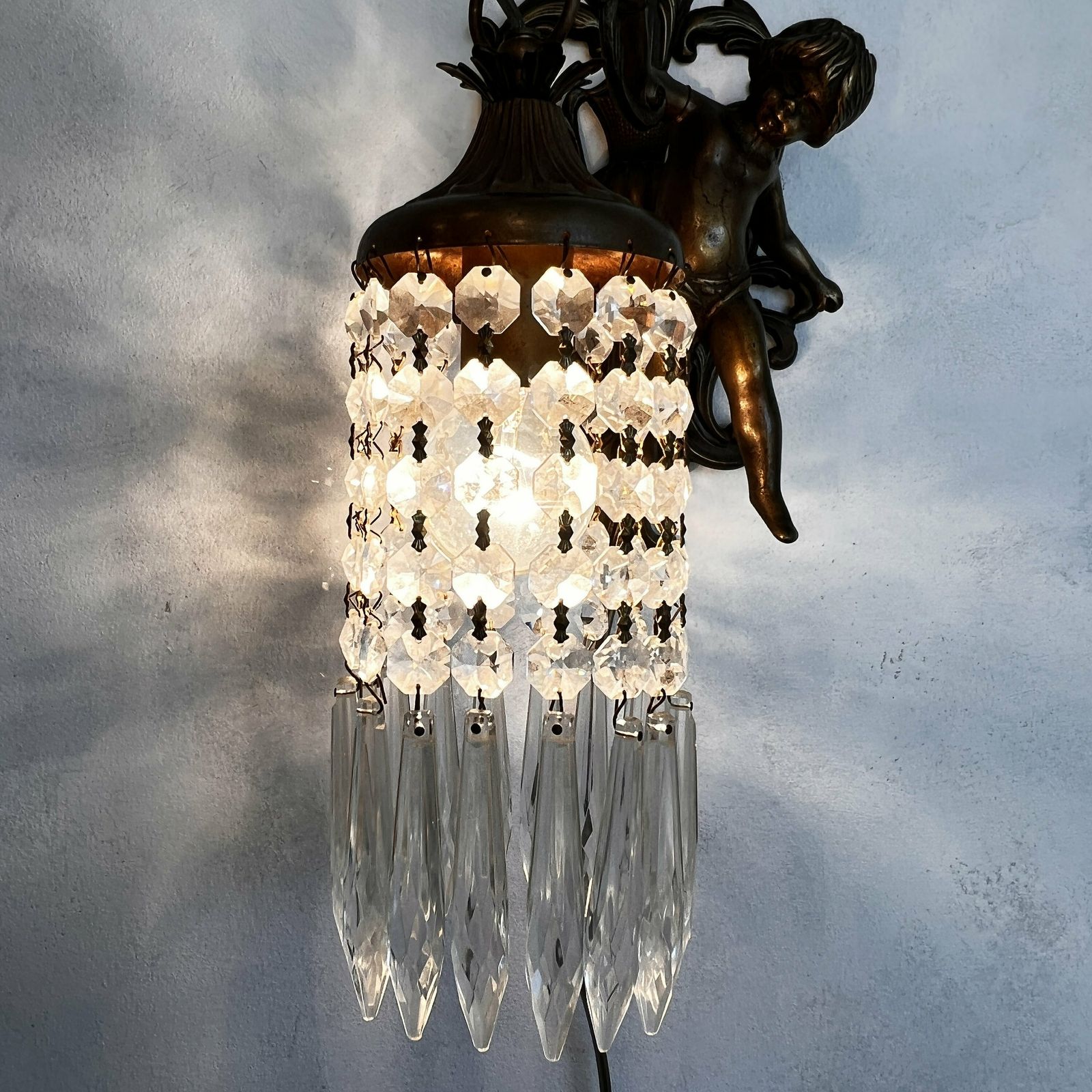 Unieke Franse Wandlamp Met Cherub/Putti/Engel, Kristallen Lampenkap, Verlichting, Interieur photo vinterior