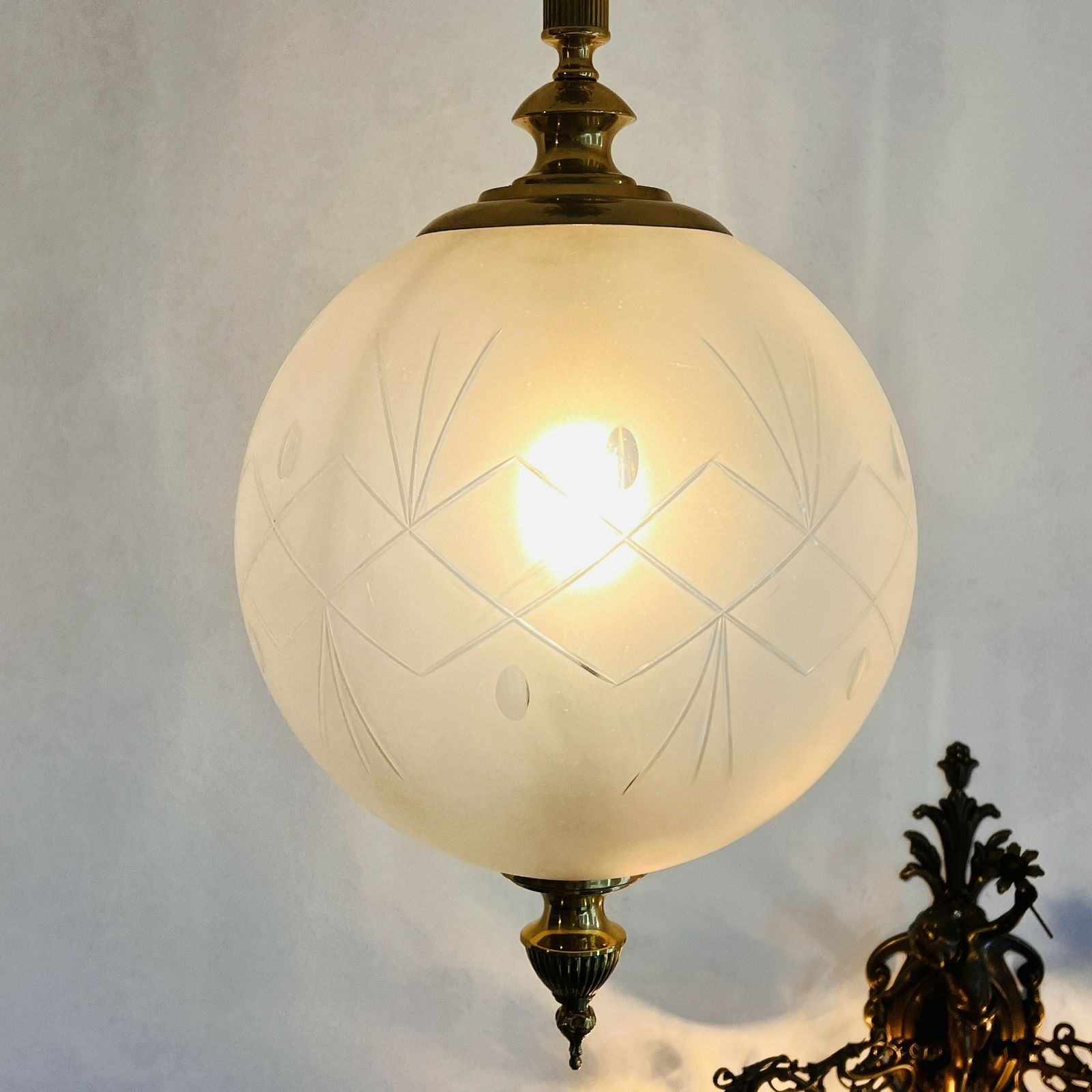 Paar Bolvormige Art Nouveau Plafondlampen Van Matglas, Lantaarnstijl photo vinterior