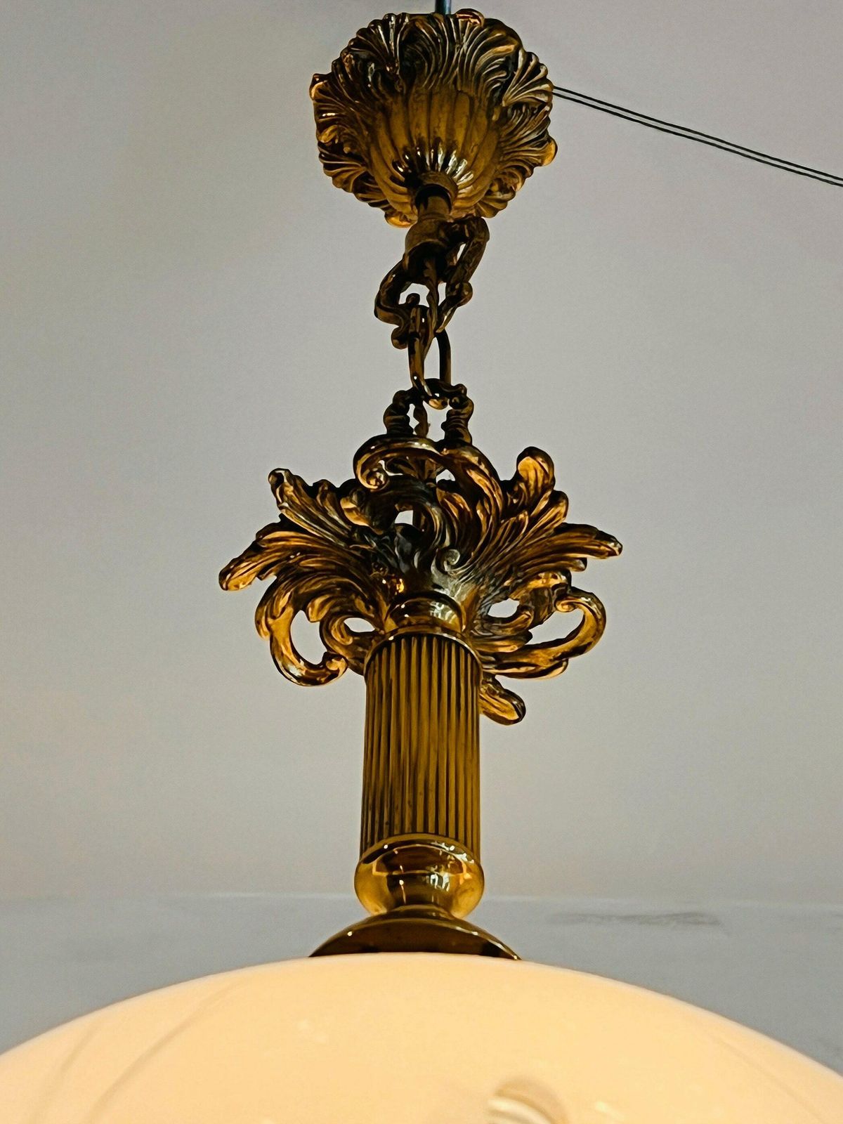photo furniture Paar Bolvormige Art Nouveau Plafondlampen Van Matglas, Lantaarnstijl