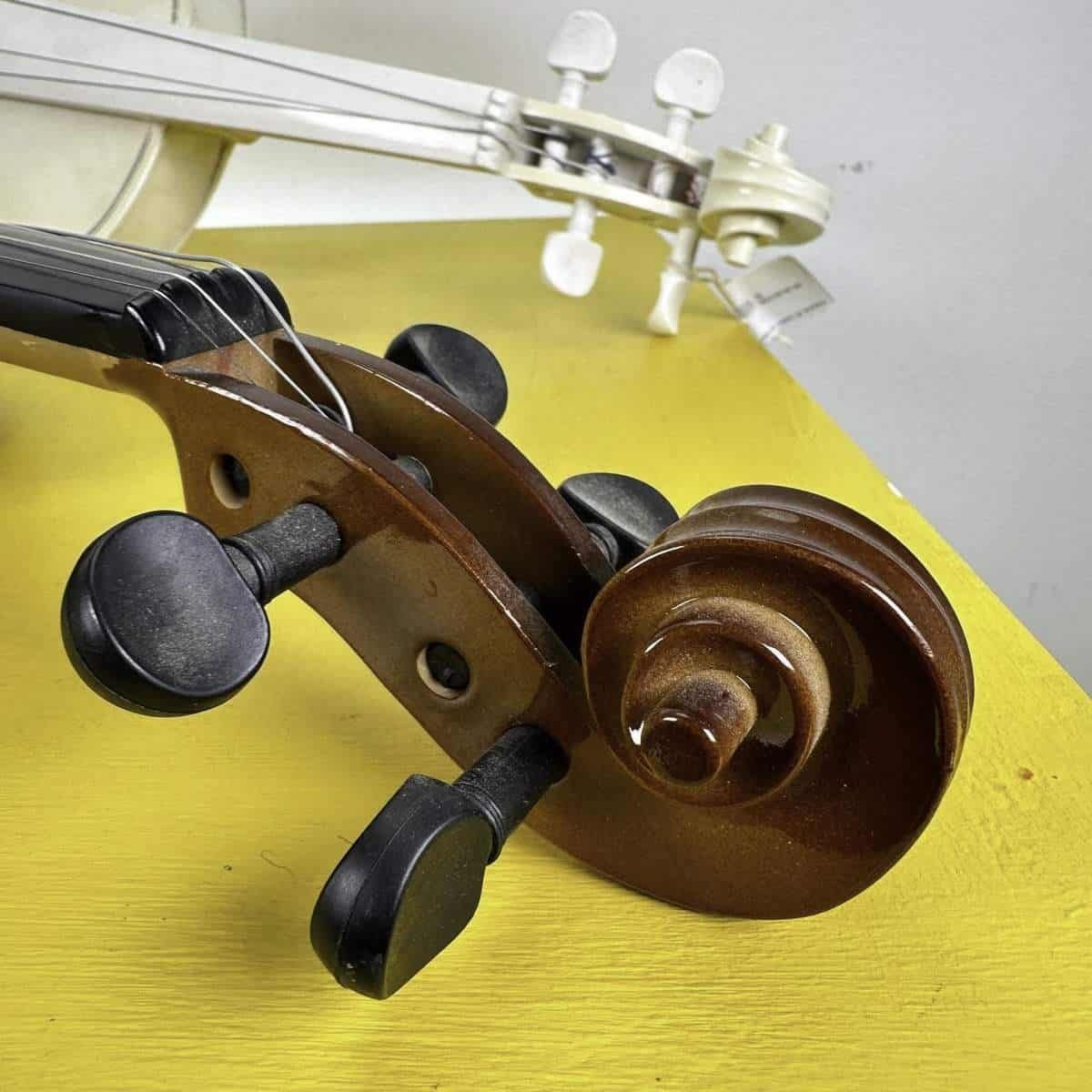 Paar decoratieve houten violen photo for sale