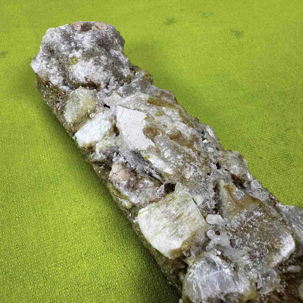 photo vinterior Handcrafted Ornamental Sword Made With Stones