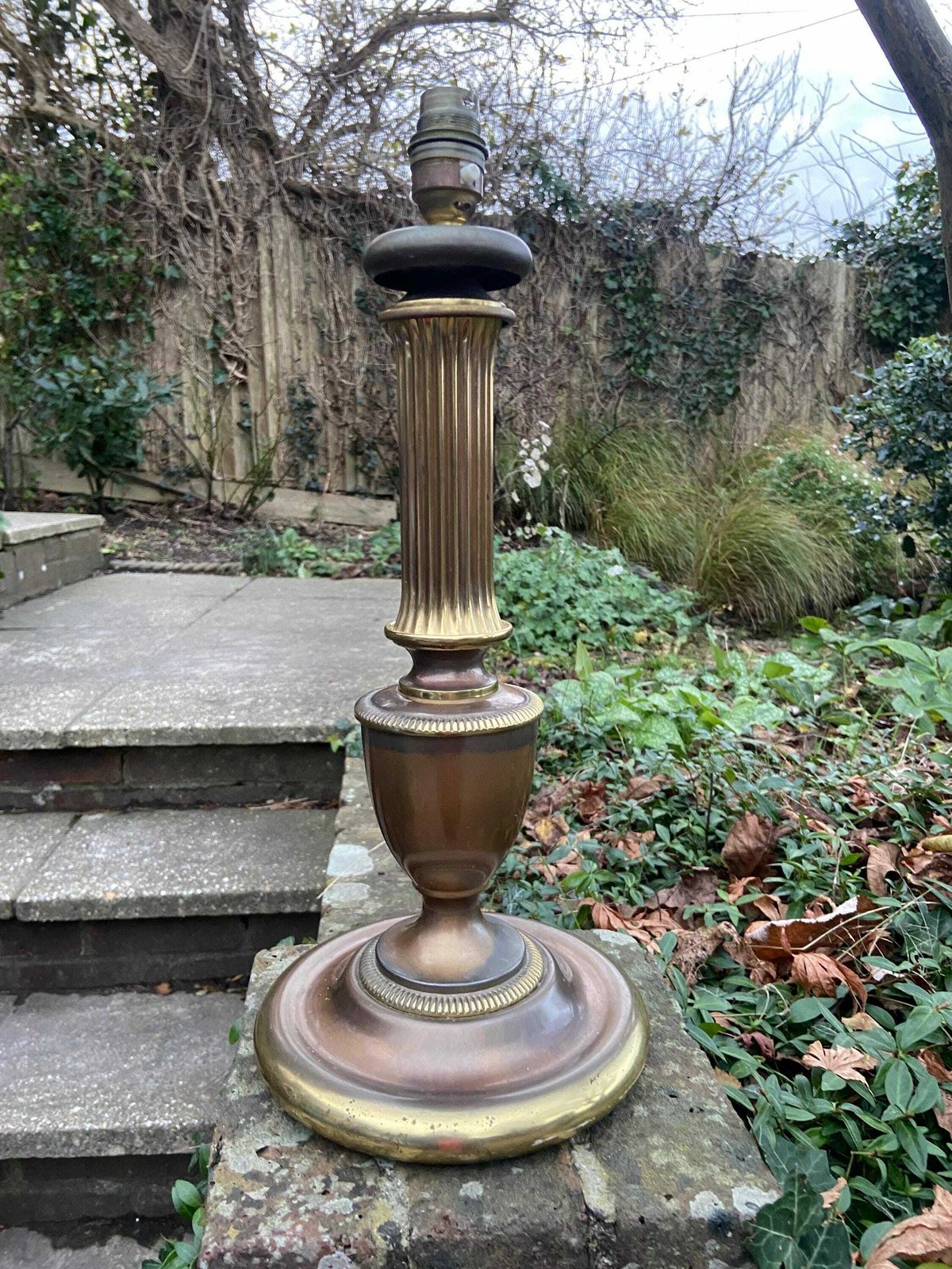 Wonderful Two Tone Brass Metal Vintage Table Lamp, 1970s   Antique Looking Finish   Working photo vinterior