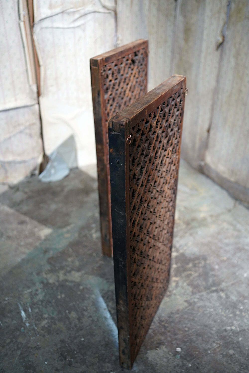 photo vinterior A Rare Pair Of Yuan Dynasty Period Chinese Wooden Lattice Window Shutters C.1350