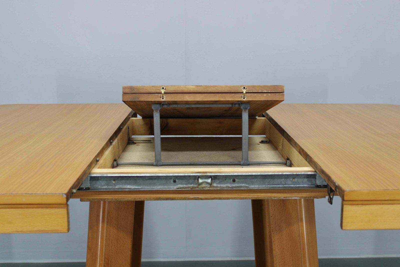 photo vinterior 1970s Italian Extendable Dining Table In Maple Finish