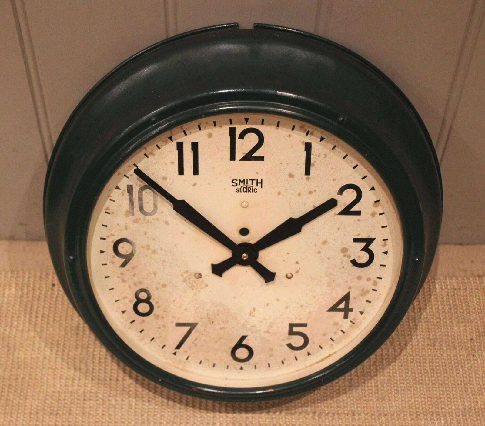 photo furniture Original Green Metal Wall Clock