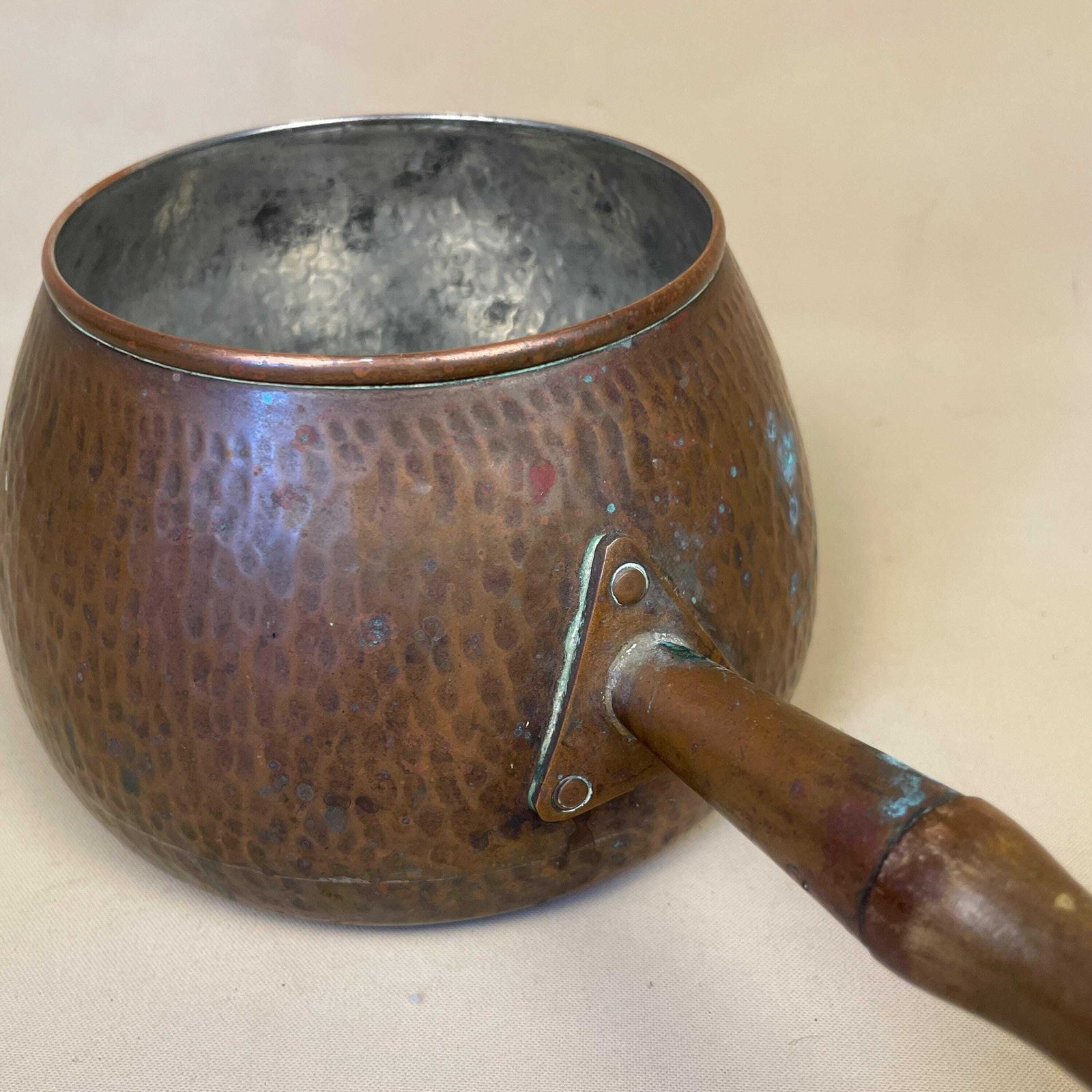 Antique Metal Hammered Copper Pan Vintage Fireside Wooden Handle Cottage Aged Saucepan Kitchen Retro photo 55.0