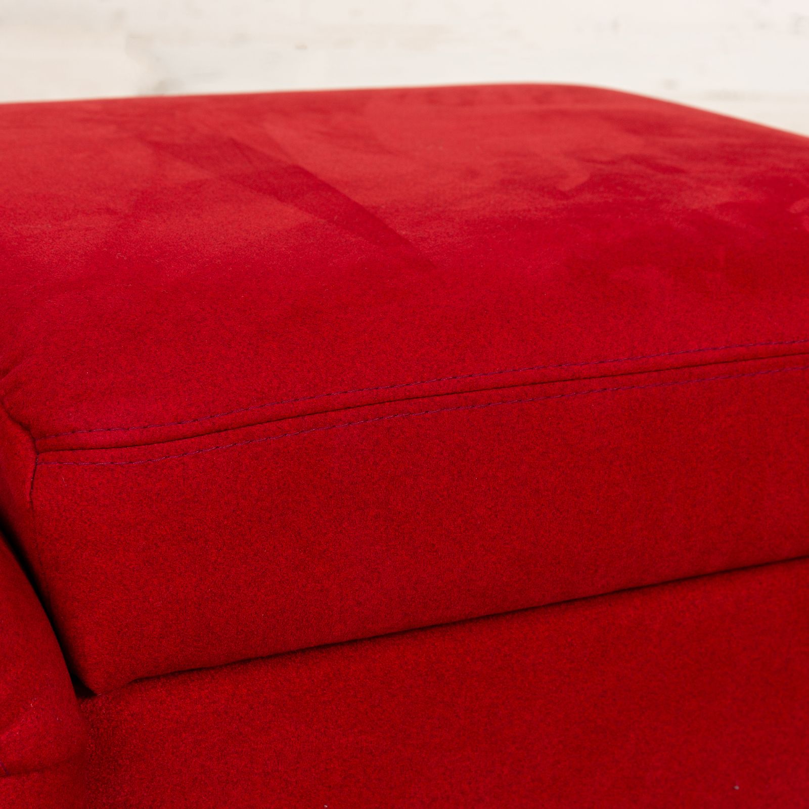 Pouf Himolla en tissu rouge photo for sale