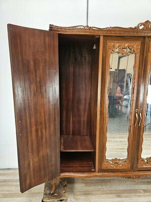 photo vinterior Chippendale Style Walnut And Maple Wardrobe, 1930