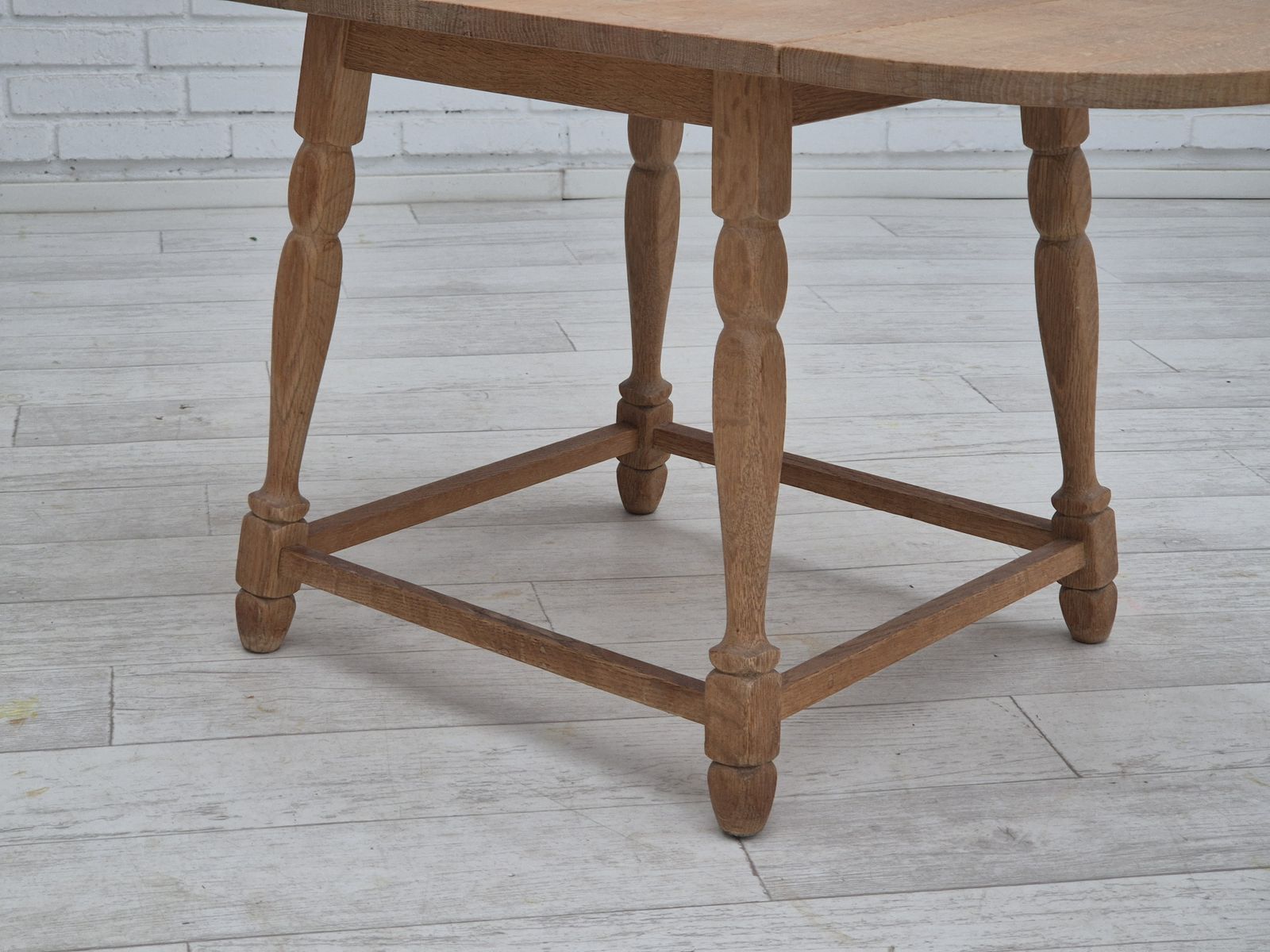 photo vintage 1970s, Danish Foldable Table, Solid Oak Wood, Original Condition.