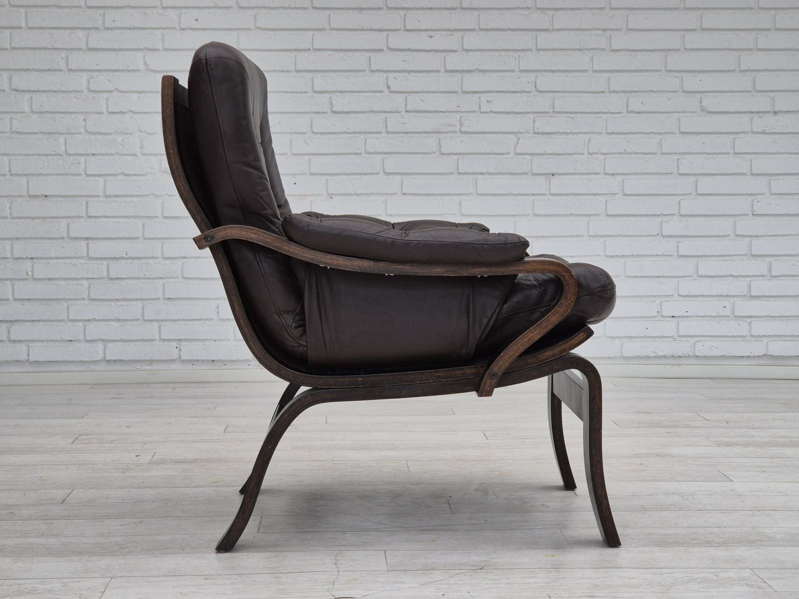 Scandinavische Loungestoel Uit De Jaren 1970, In Goede Staat, Bruin Leer, Donker Gebogen Hout. photo furniture